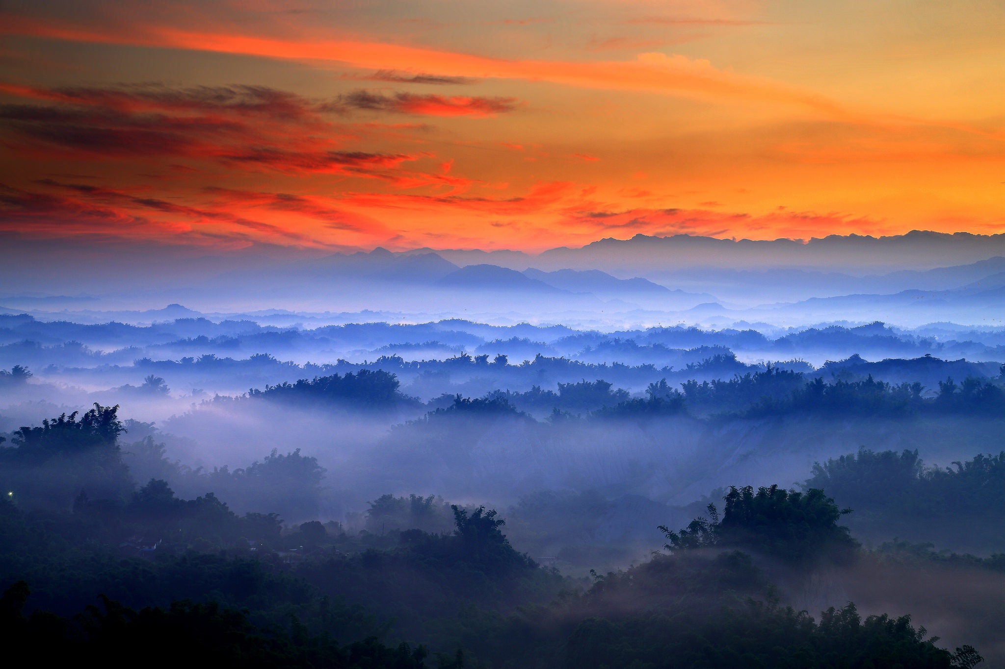 Laden Sie das Landschaft, Nebel, Gebirge, Panorama, Himmel, Sonnenuntergang, Erde/natur-Bild kostenlos auf Ihren PC-Desktop herunter