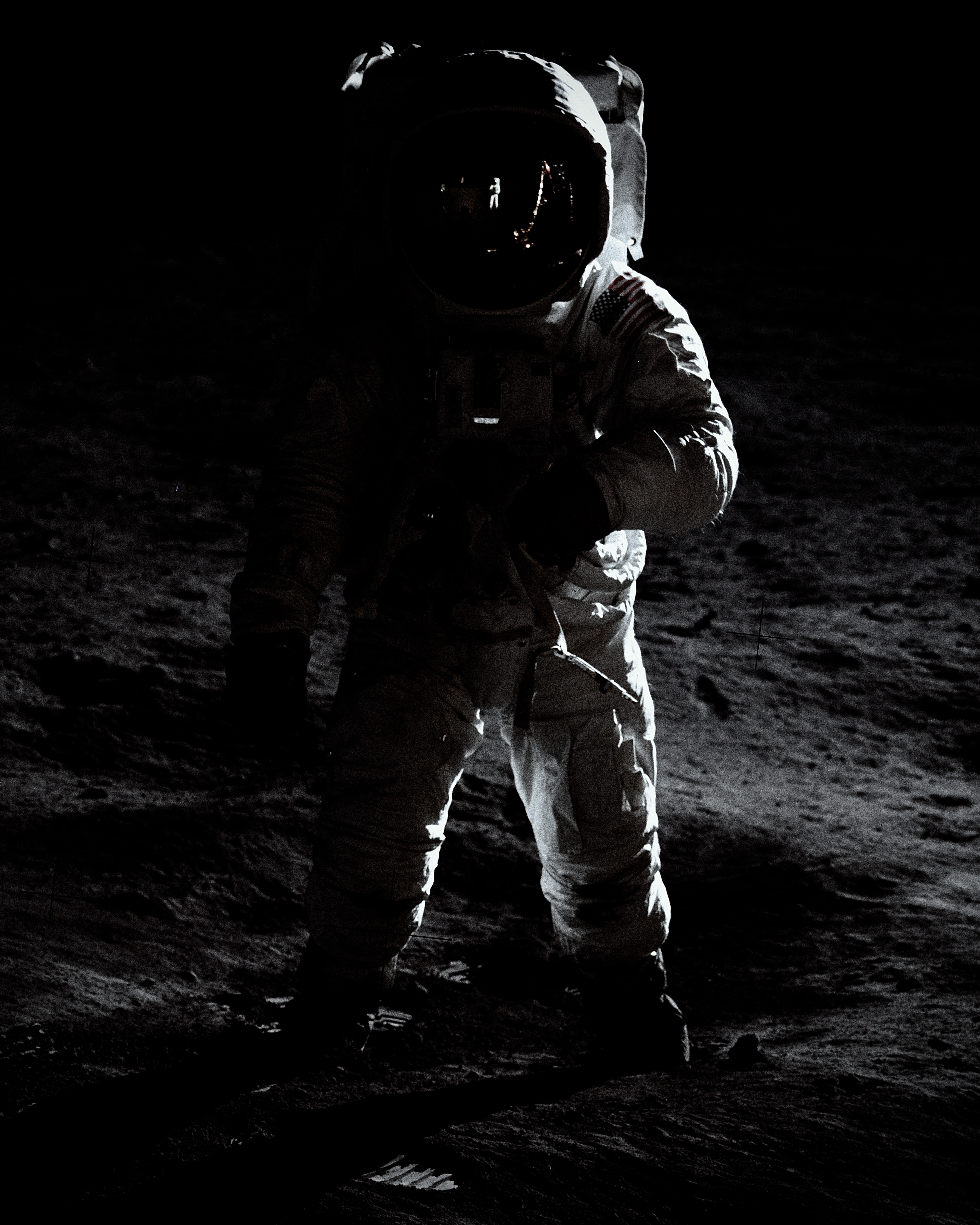 136946 завантажити картинку космос, темний, космонавт, скафандр, космічний костюм - шпалери і заставки безкоштовно