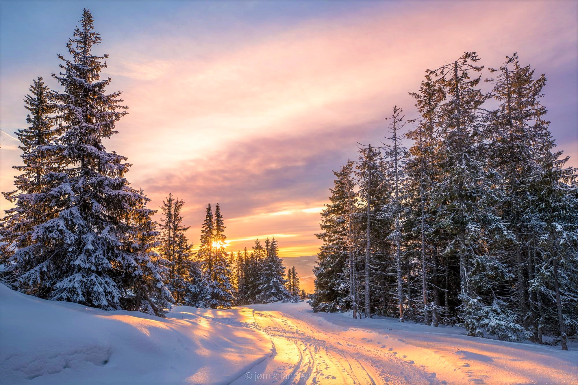 Baixe gratuitamente a imagem Inverno, Pôr Do Sol, Neve, Estrada, Floresta, Terra/natureza na área de trabalho do seu PC