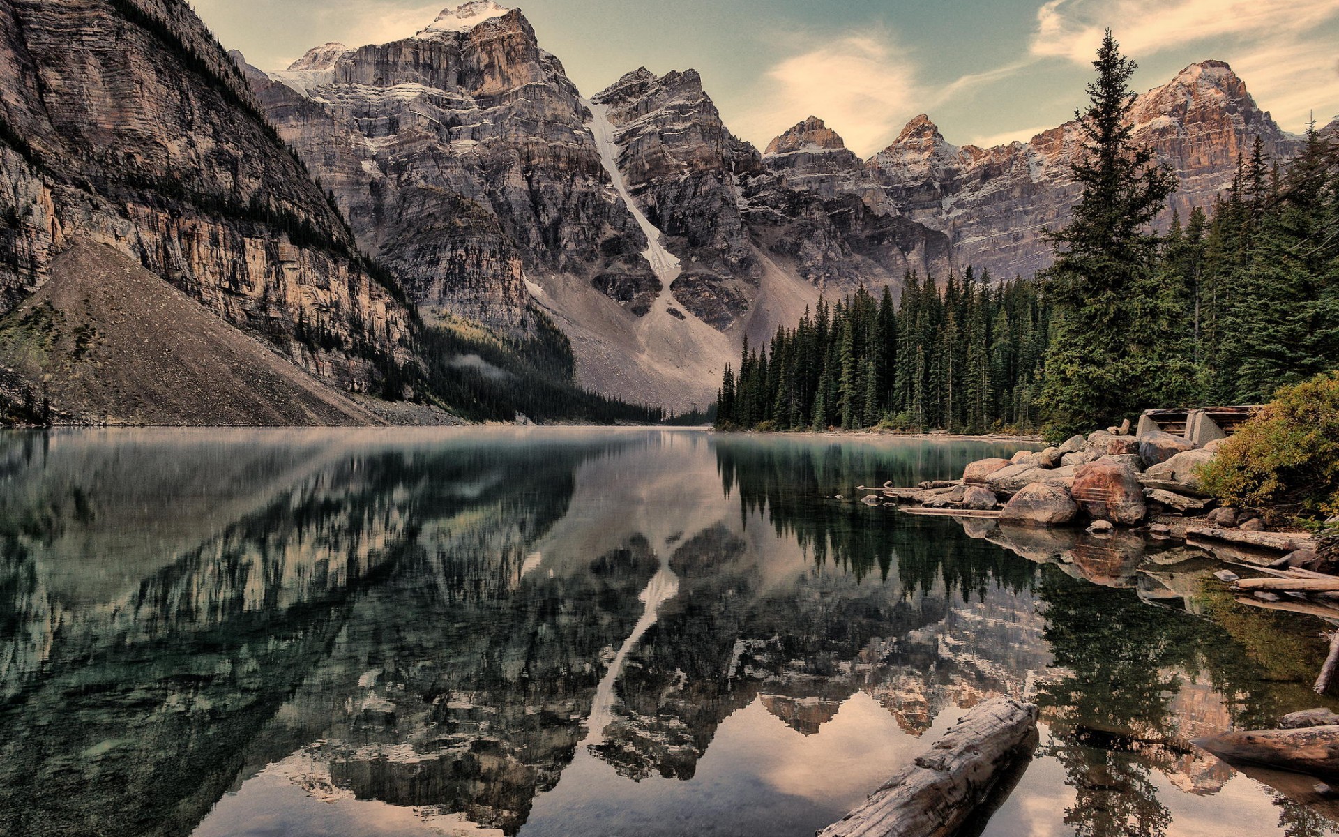 356689 descargar imagen tierra/naturaleza, lago moraine, alberta, parque nacional banff, banff, roca, canadá, rocosas canadienses, reflejo, madera, lagos: fondos de pantalla y protectores de pantalla gratis