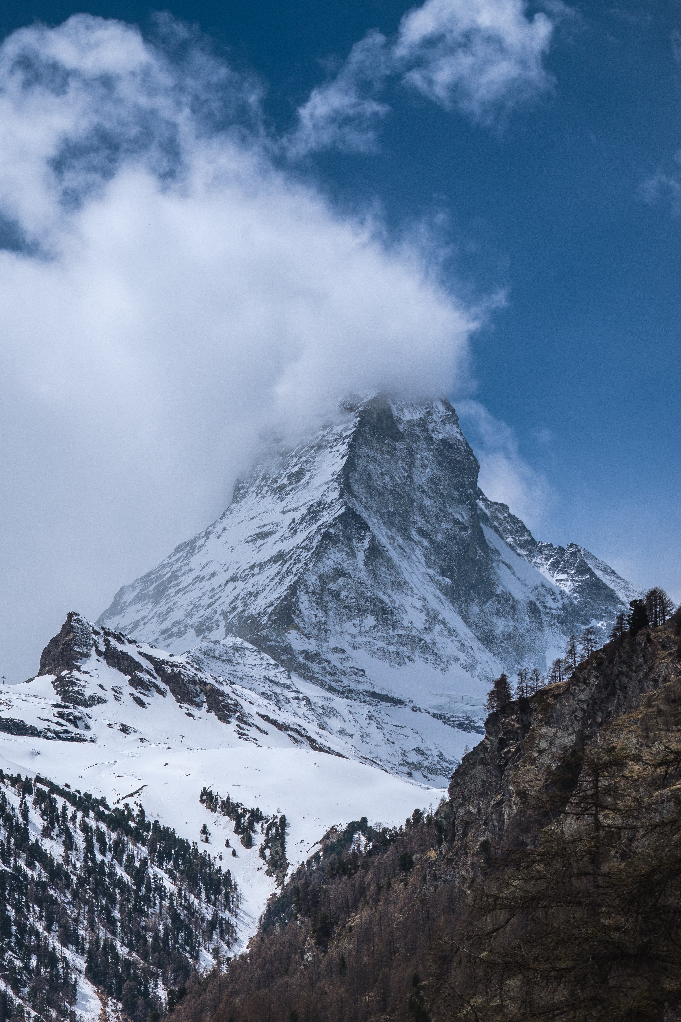 Descarga gratis la imagen Naturaleza, Nubes, Nieve, Roca, Montaña, Nevado, Cubierto De Nieve en el escritorio de tu PC