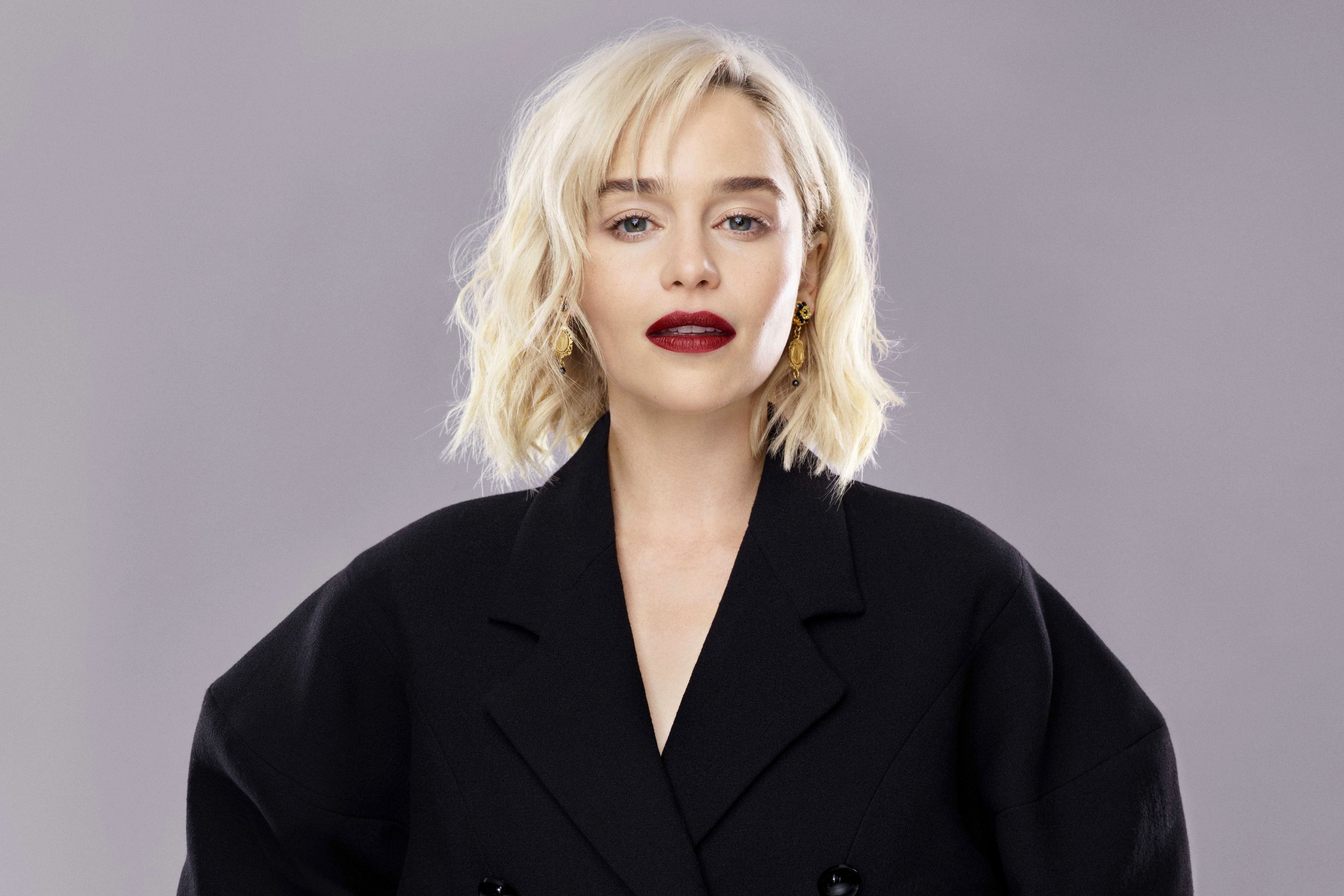 Free download wallpaper Blonde, English, Blue Eyes, Celebrity, Actress, Lipstick, Emilia Clarke on your PC desktop