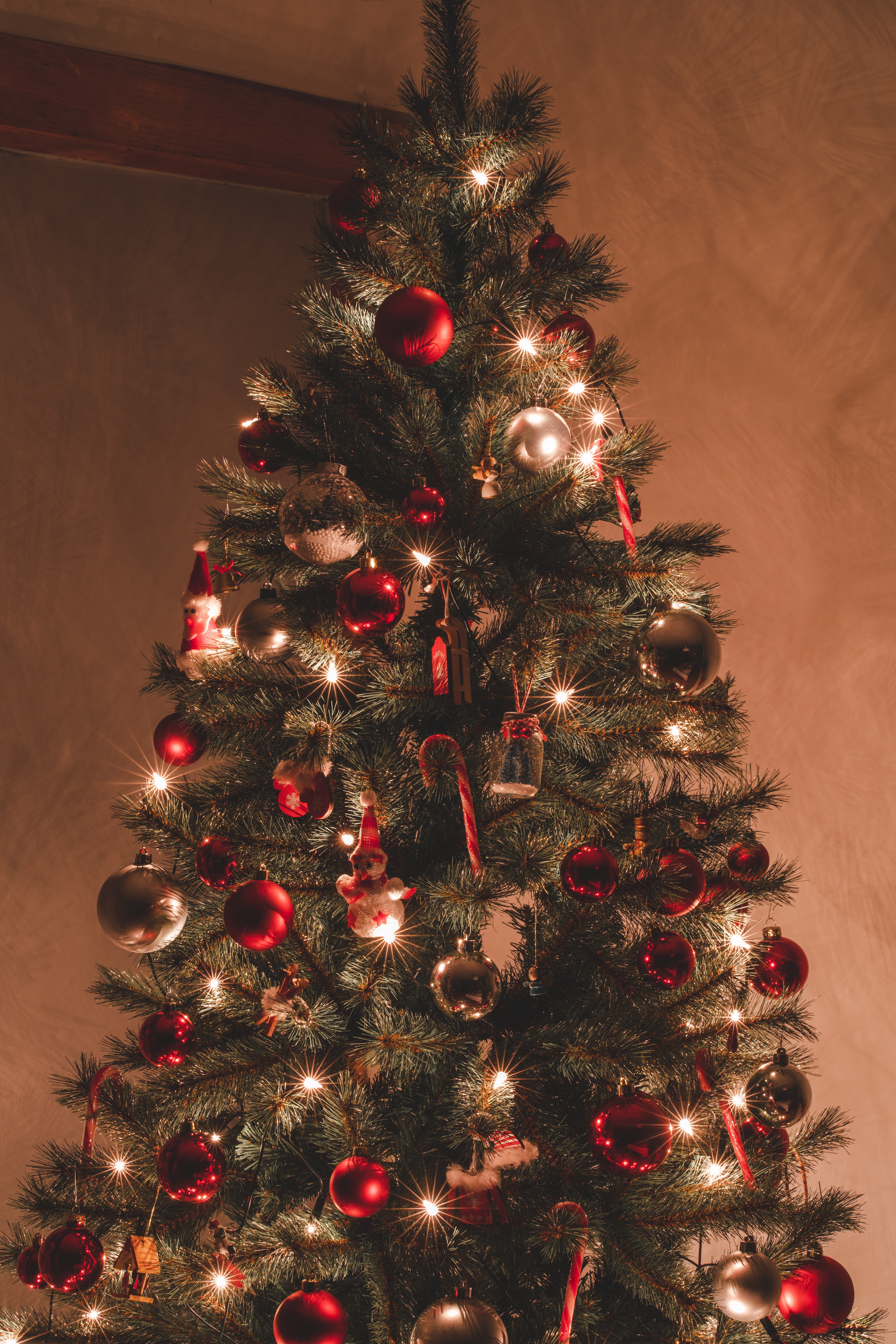104155 descargar fondo de pantalla árbol de navidad, navidad, decoraciones, año nuevo, vacaciones, día festivo, guirnalda, guirnaldas: protectores de pantalla e imágenes gratis