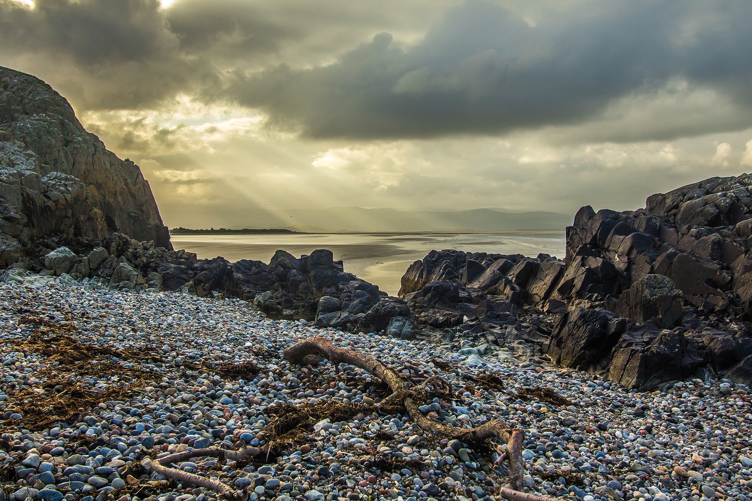 Handy-Wallpaper Landschaft, Natur, Strand, Stein, Sonnenstrahl, Erde/natur kostenlos herunterladen.