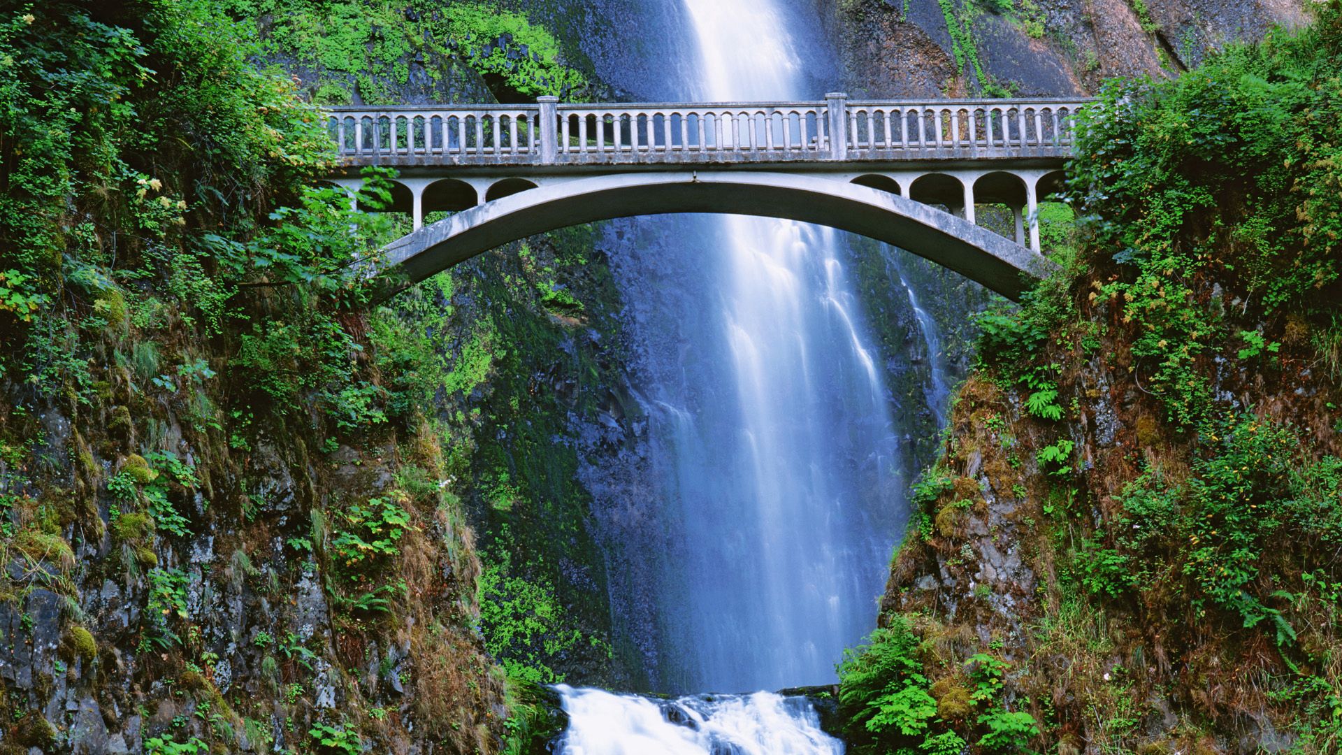53896 скачать картинку пейзаж, водопад, природа, листья, скалы, растительность, мост, влажность - обои и заставки бесплатно
