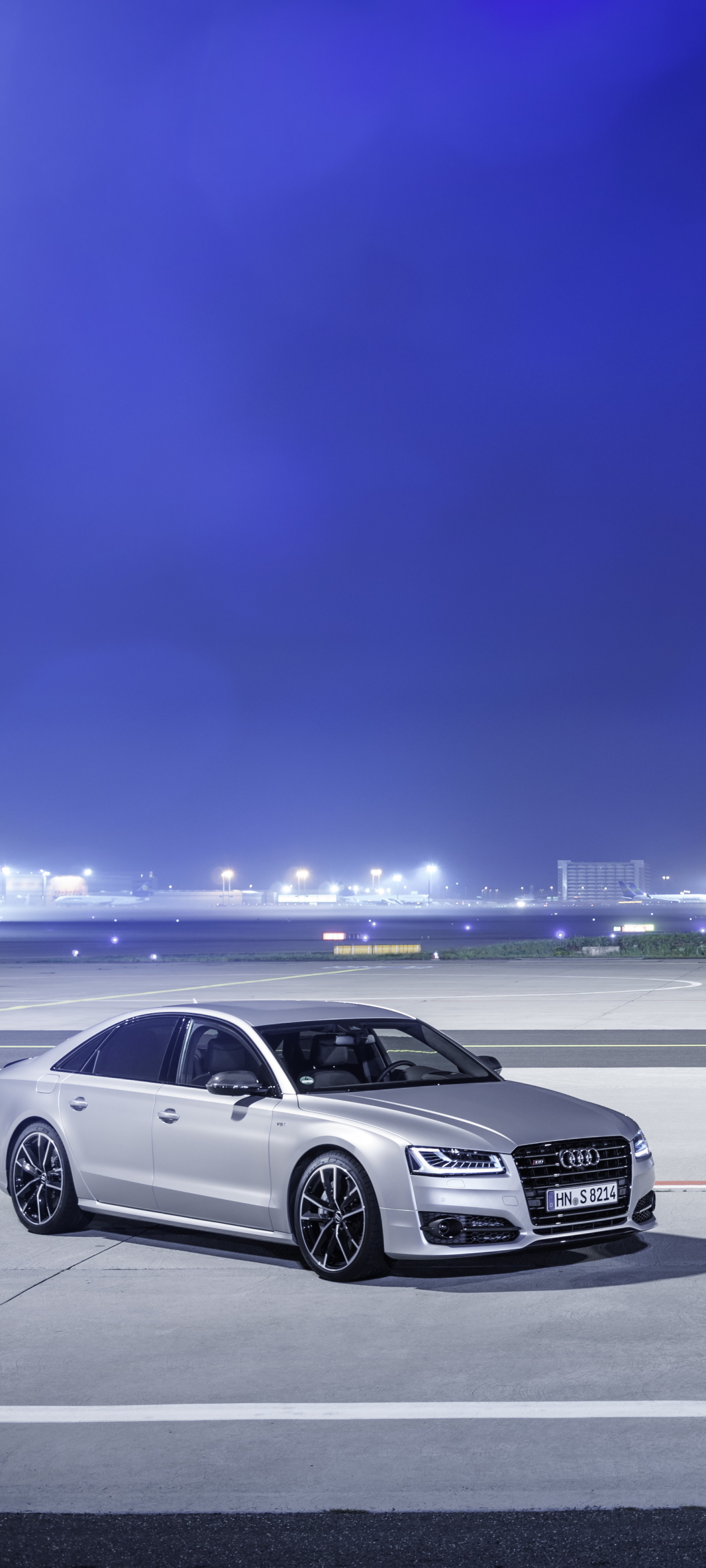 Скачати мобільні шпалери Ауді, Автомобіль, Літак, Аеропорт, Транспортні Засоби, Срібний Автомобіль, Audi S8 безкоштовно.