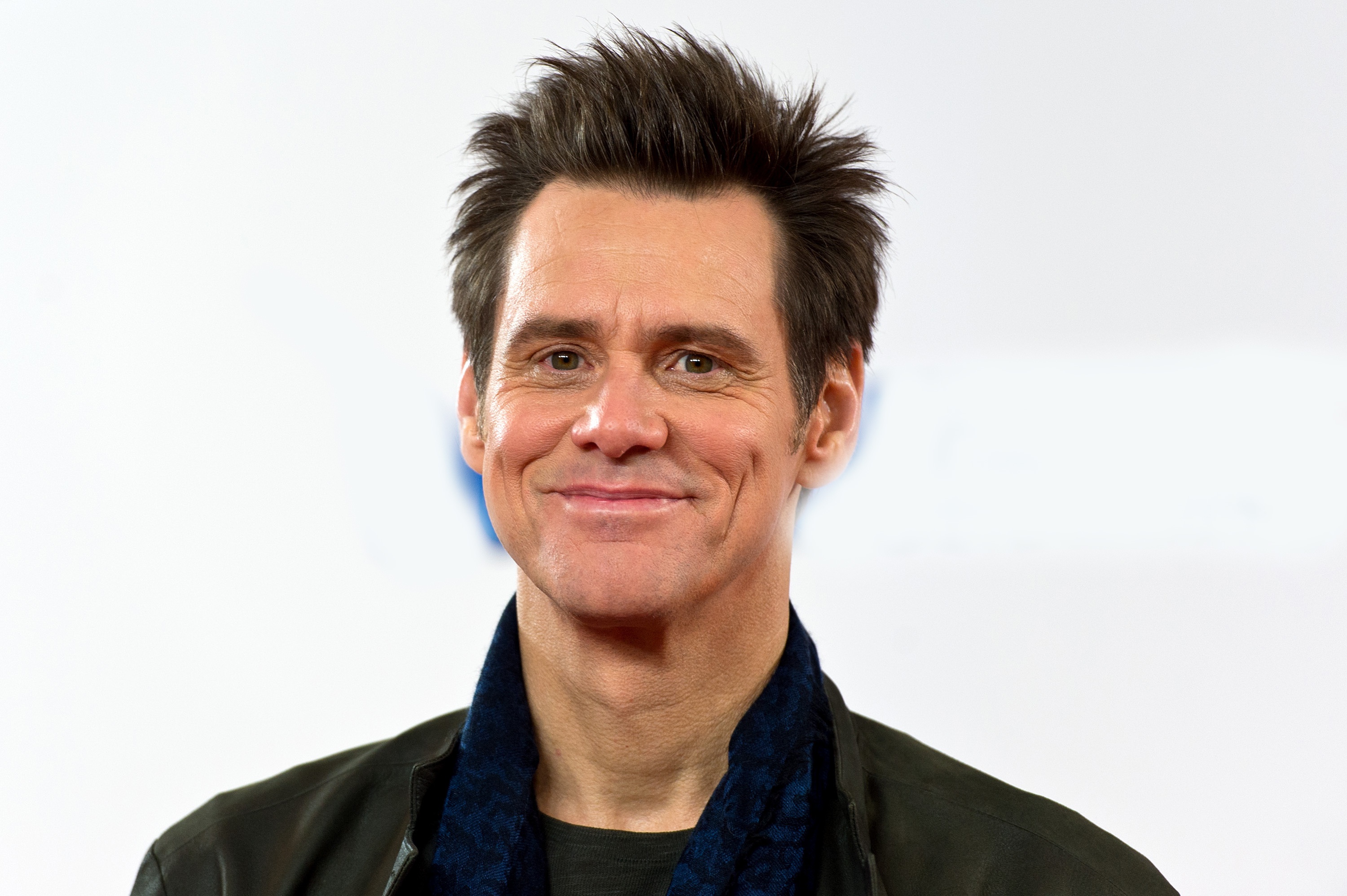 Download mobile wallpaper Smile, Face, Celebrity, Canadian, Actor, Jim Carrey for free.
