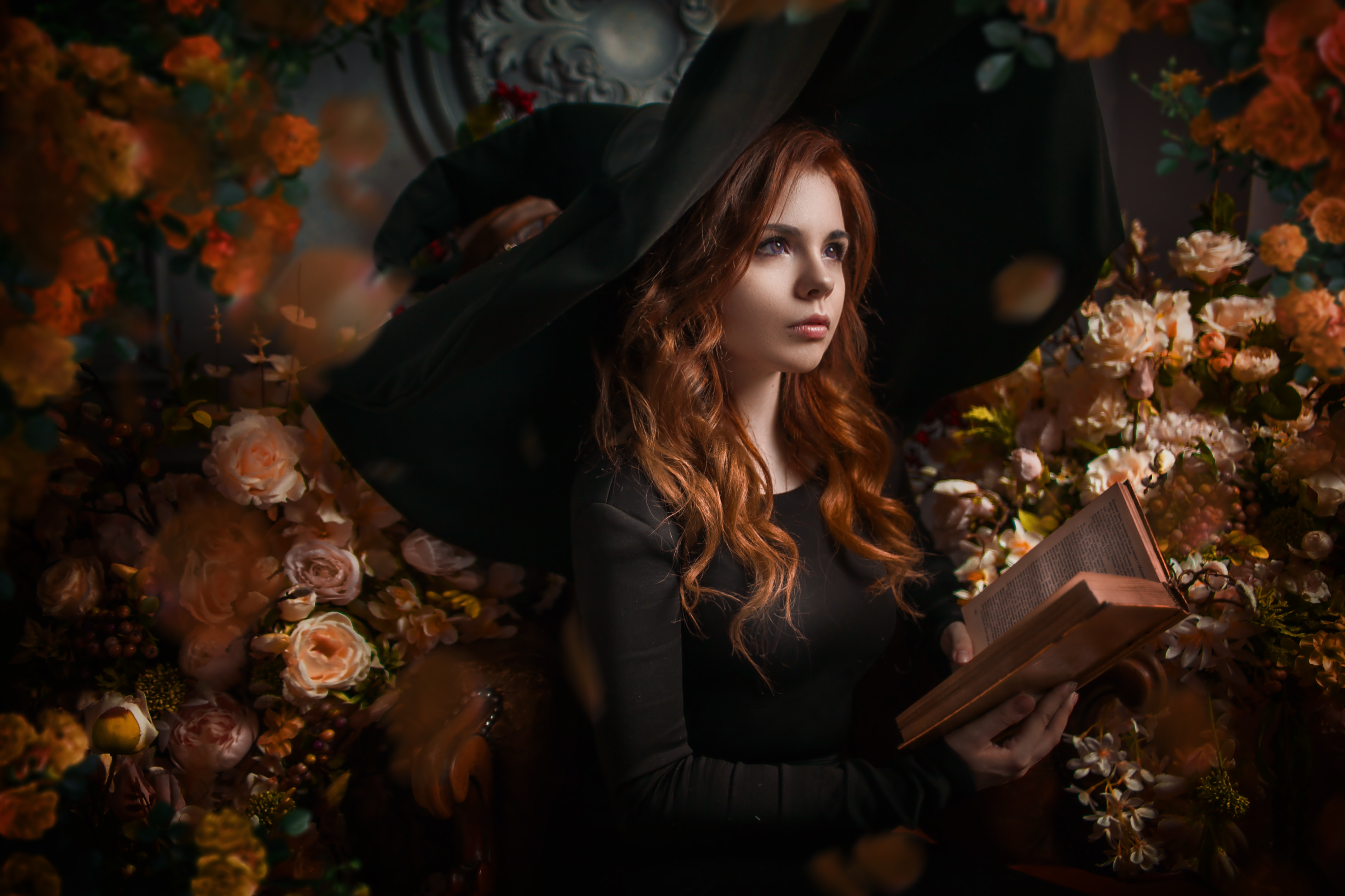 942028 скачать обои ведьма, женщины, косплей, книга, цветок, длинные волосы, рыжая, роза, белый цветок, шляпа ведьмы - заставки и картинки бесплатно