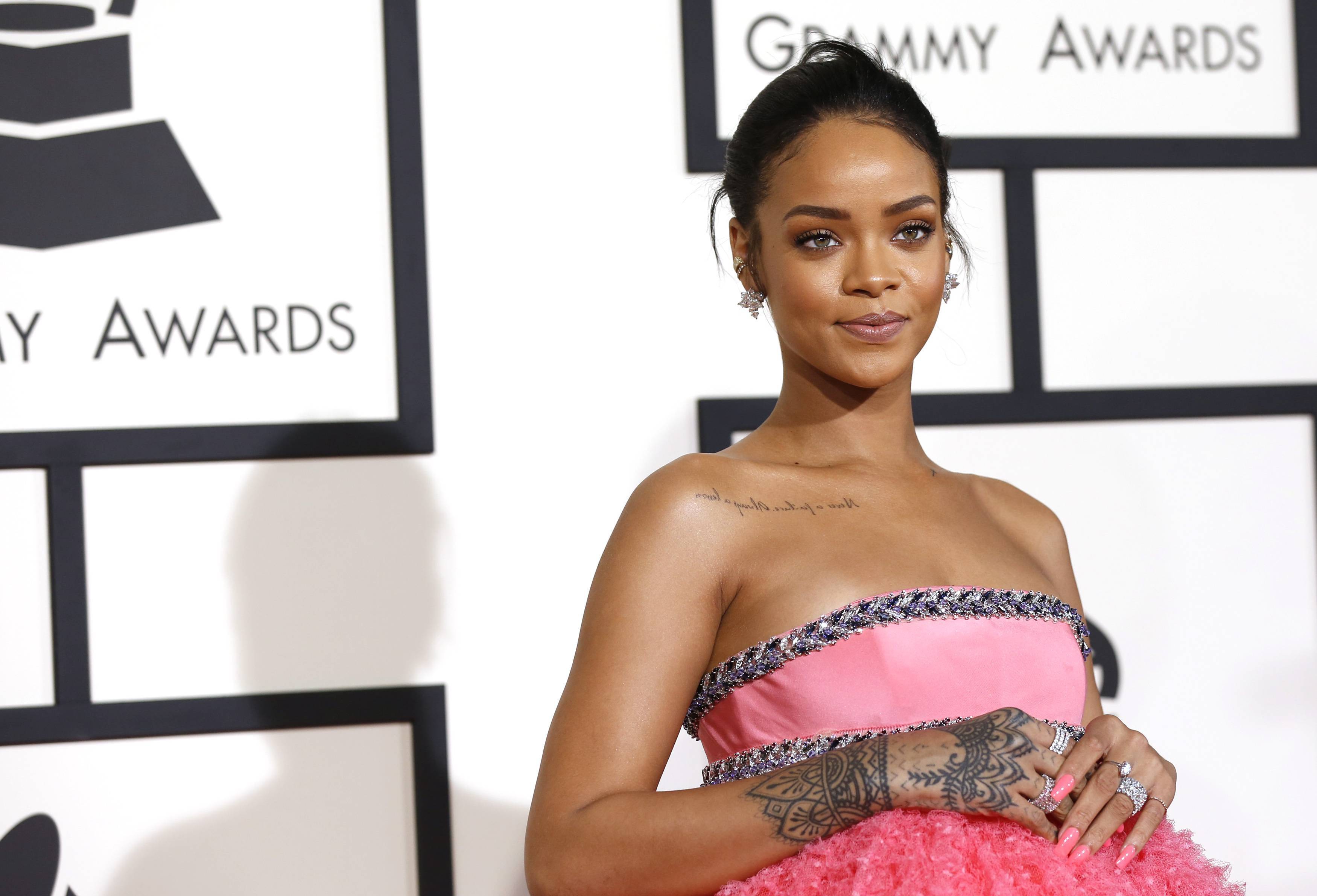 Handy-Wallpaper Musik, Rihanna, Tätowierung, Sänger, Barbados, Schwarzes Haar kostenlos herunterladen.