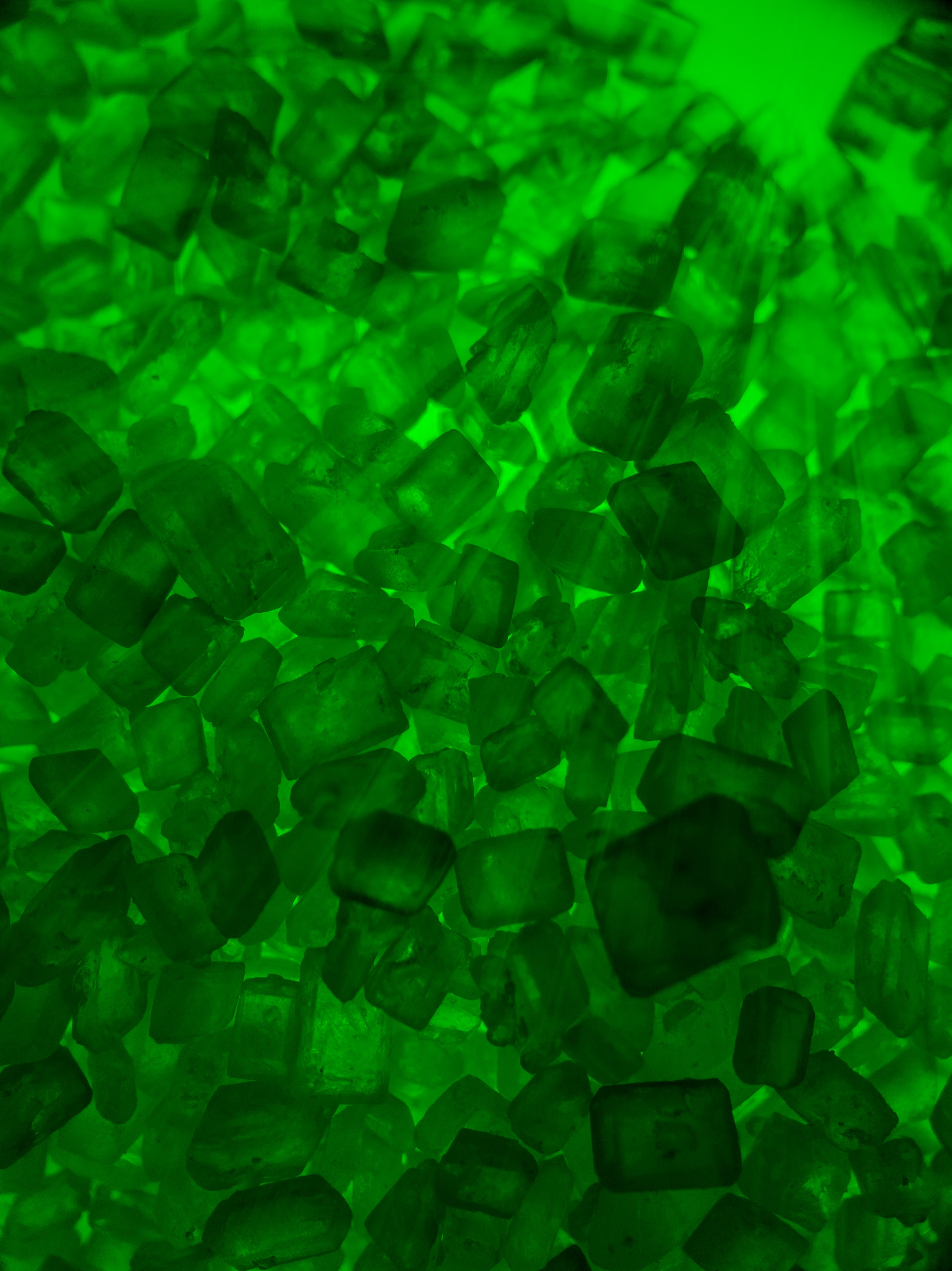 153999 скачать картинку лучи, разное, кристаллы, зеленый, камни - обои и заставки бесплатно