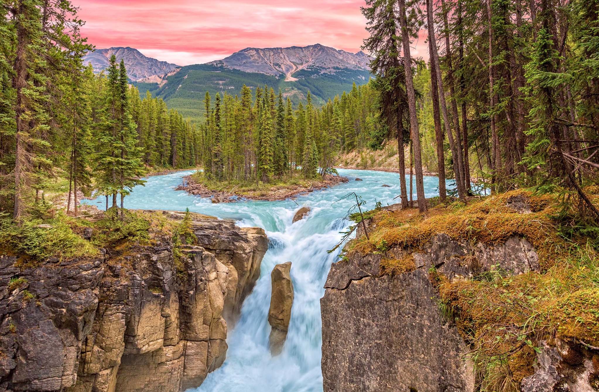 Скачать картинку Река, Водопады, Гора, Водопад, Земля/природа в телефон бесплатно.