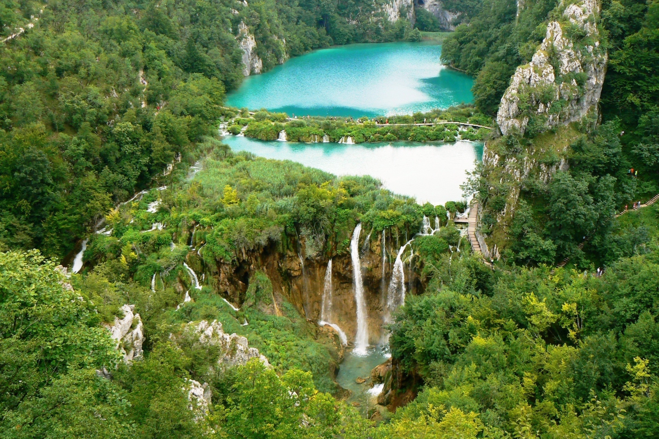 Handy-Wallpaper Wasserfälle, Wasserfall, Wald, Kroatien, Erde/natur, Nationalpark Plitvicer Seen kostenlos herunterladen.
