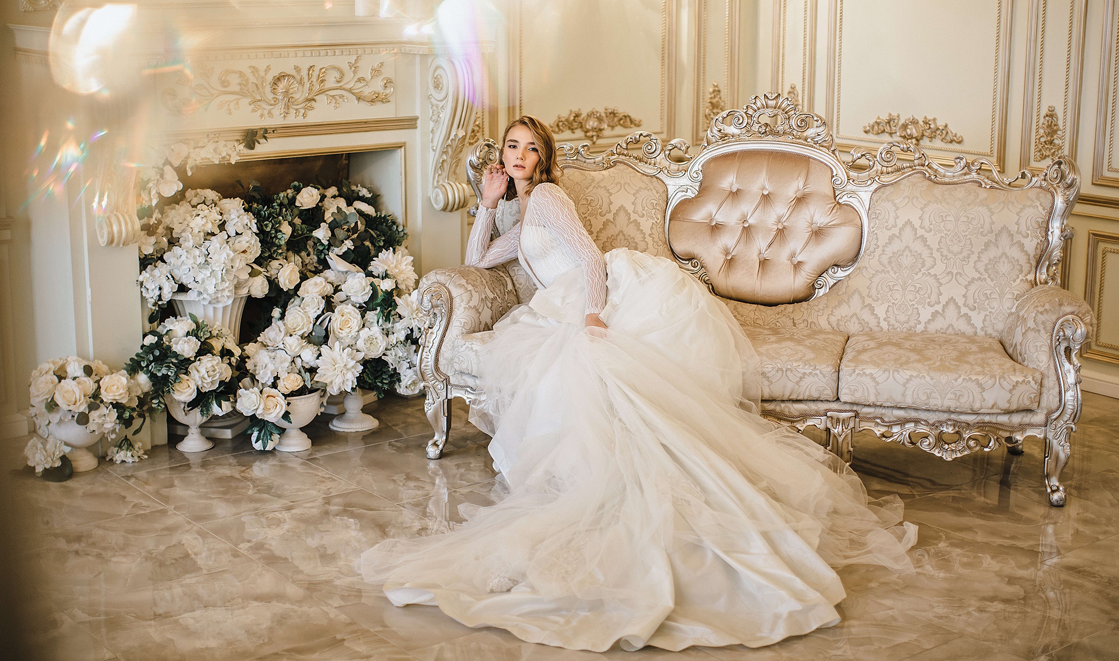 Téléchargez gratuitement l'image Fleur, Sofa, Blond, Robe, Mariée, Fleur Blanche, Robe De Mariée, Femmes, Robe Blanche sur le bureau de votre PC