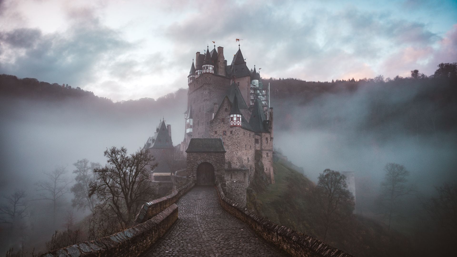 Baixar papel de parede para celular de Arquitetura, Castelos, Alemanha, Feito Pelo Homem, Neblina, Castelo De Eltz gratuito.