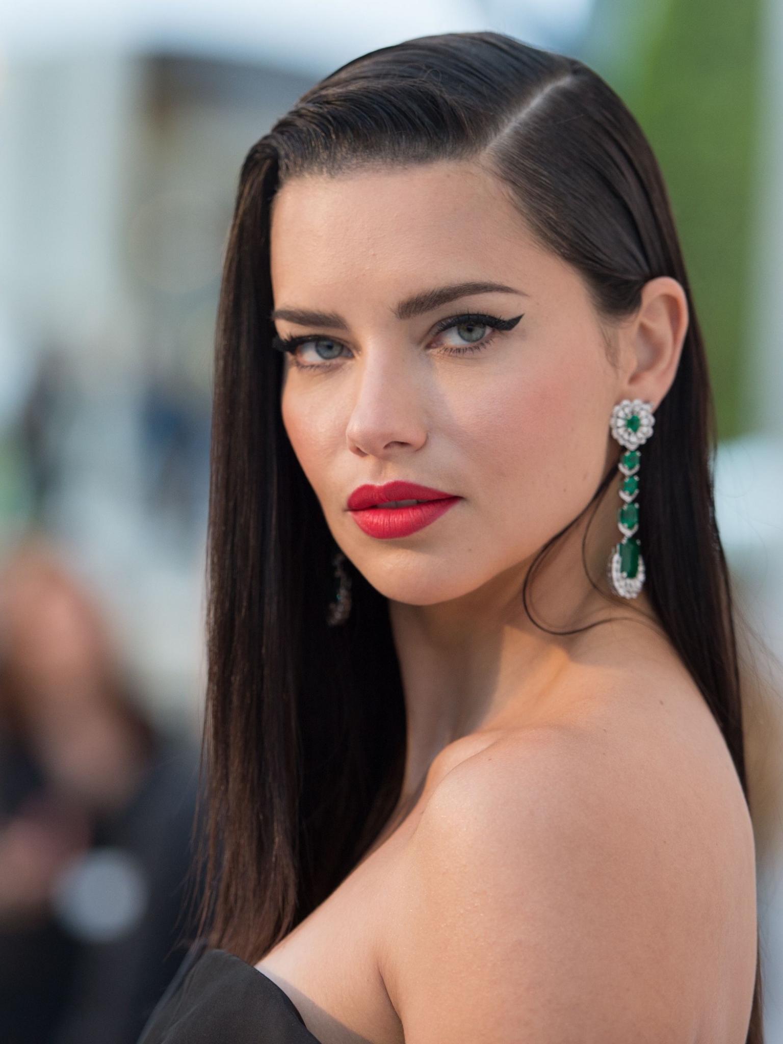 Download mobile wallpaper Model, Earrings, Celebrity, Black Hair, Lipstick, Adriana Lima, Brazilian for free.