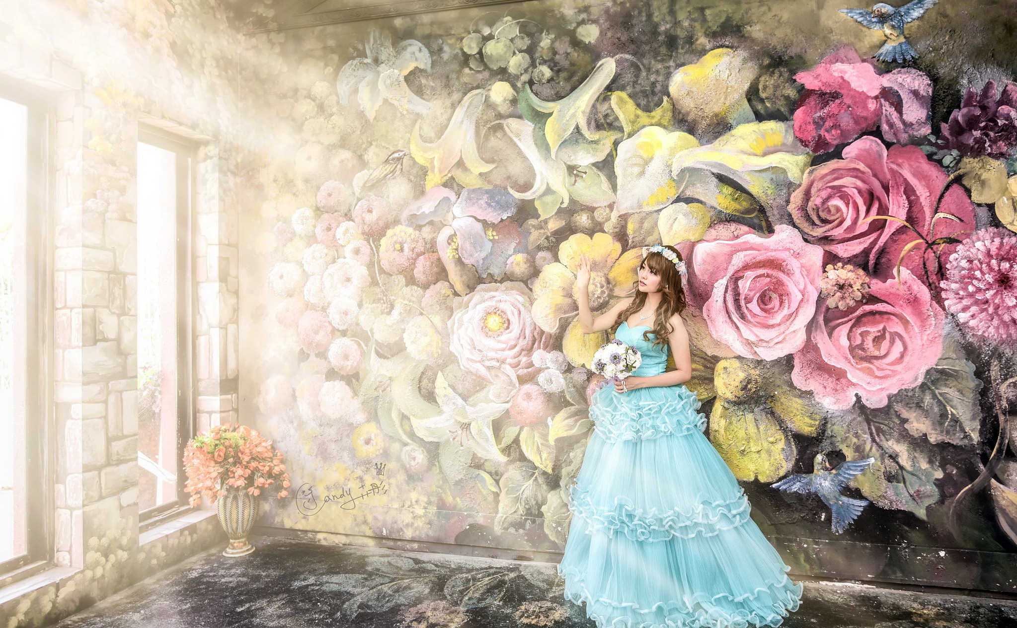 Handy-Wallpaper Blume, Graffiti, Brünette, Braut, Frauen, Sonnenstrahl, Hochzeitskleid, Asiatinnen, Blaues Kleid kostenlos herunterladen.