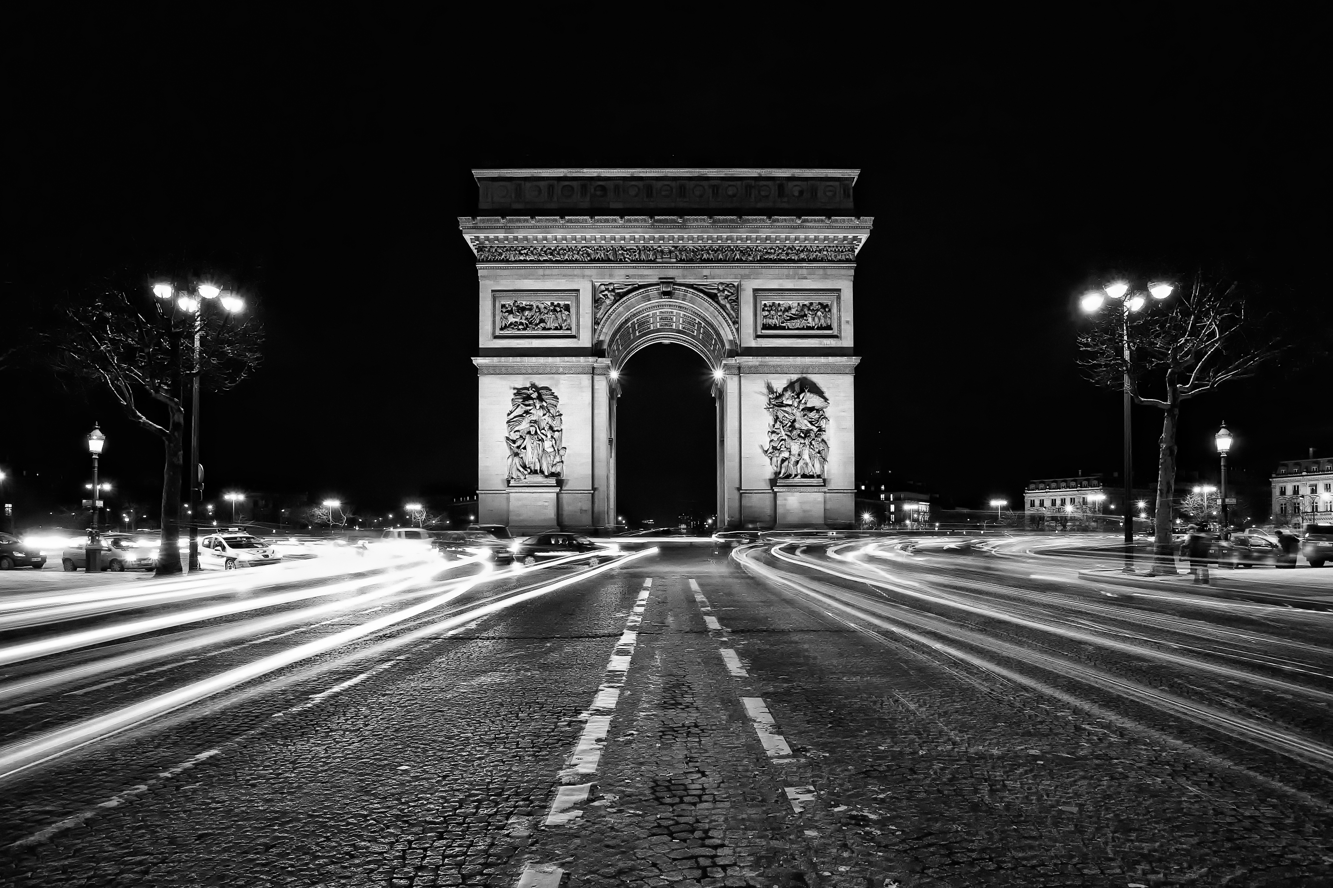 376856 скачать обои чёрно белое, триумфальная арка, сделано человеком, франция, памятник, ночь, париж, замедленная киносъёмка, памятники - заставки и картинки бесплатно
