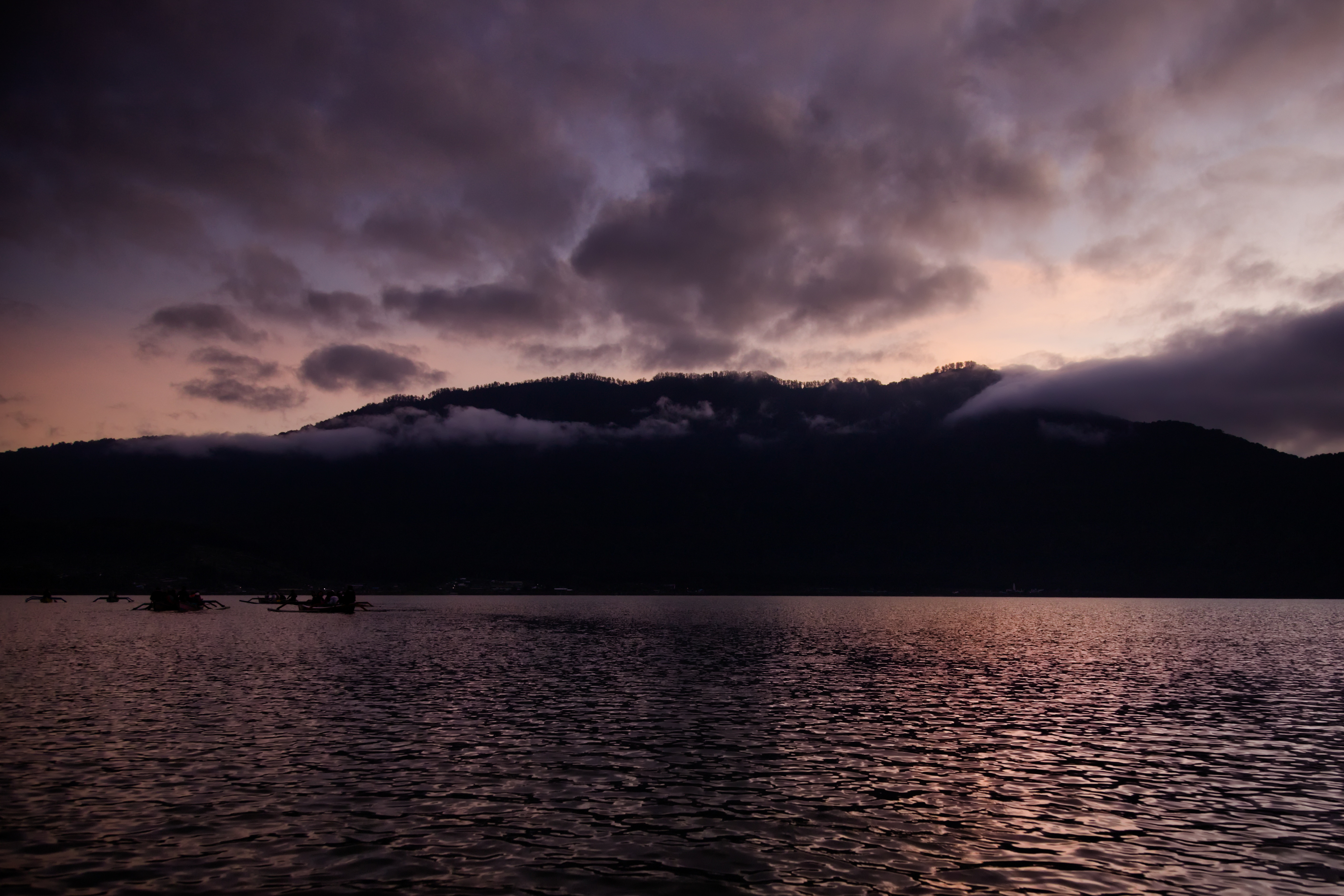 無料モバイル壁紙山脈, 雲, 湖, 自然, 闇, 暗い, 風景をダウンロードします。