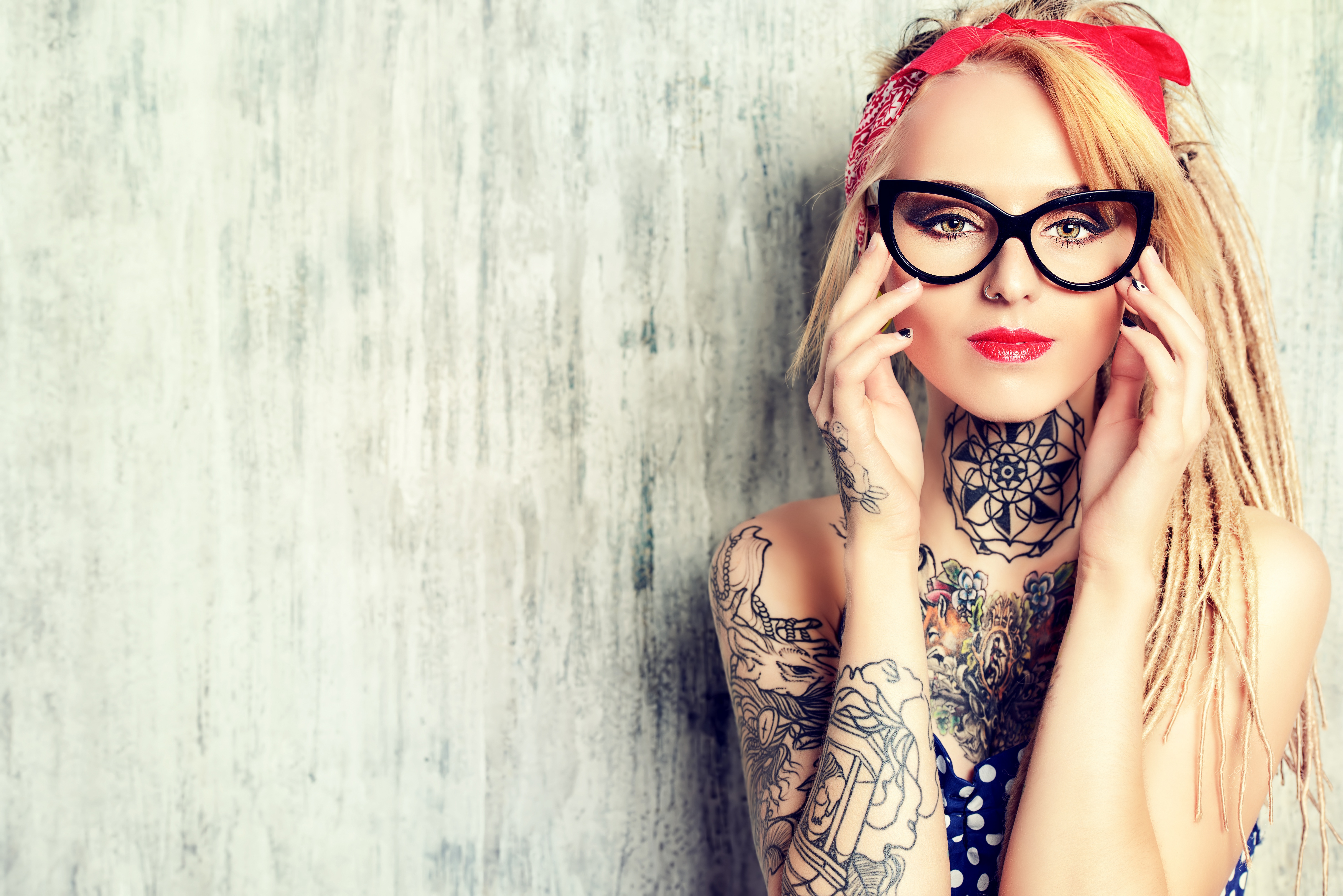 Baixar papel de parede para celular de Tatuagem, Óculos, Modelo, Mulheres, Cabelo Loiro, Batom gratuito.
