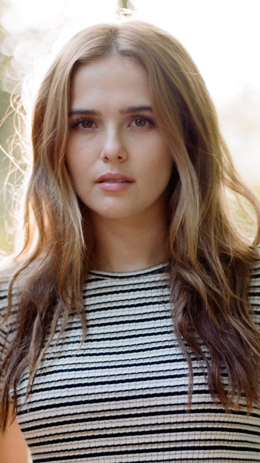 Handy-Wallpaper Bokeh, Brünette, Amerikanisch, Braune Augen, Berühmtheiten, Darstellerin, Zoey Deutsch kostenlos herunterladen.