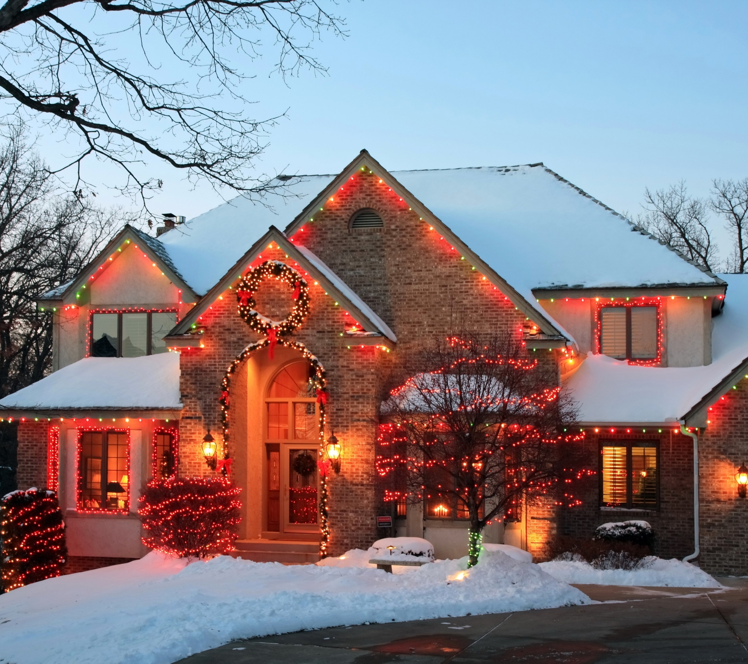 Handy-Wallpaper Feiertage, Schnee, Weihnachten, Licht, Baum, Haus, Weihnachtsbeleuchtung kostenlos herunterladen.
