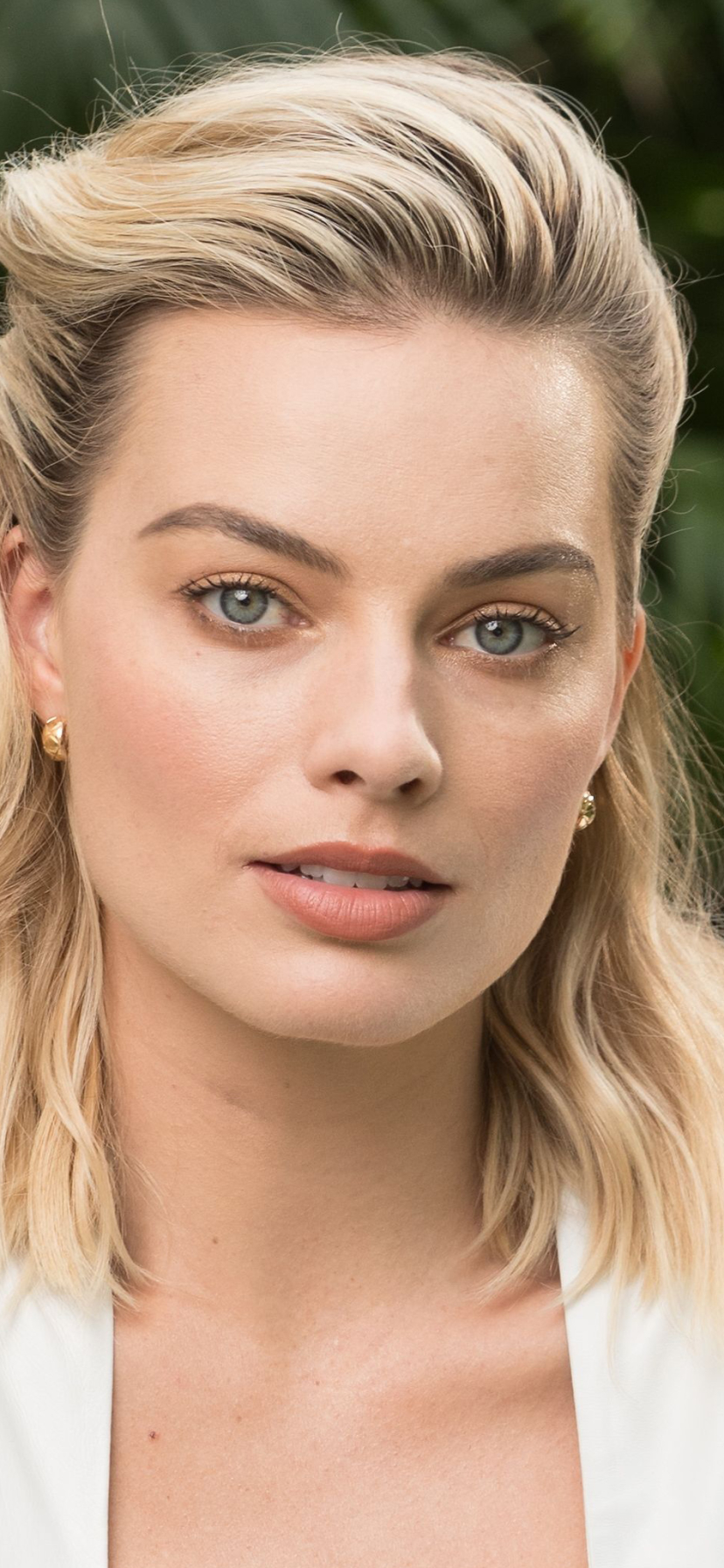 Download mobile wallpaper Blonde, Blue Eyes, American, Celebrity, Actress, Margot Robbie for free.