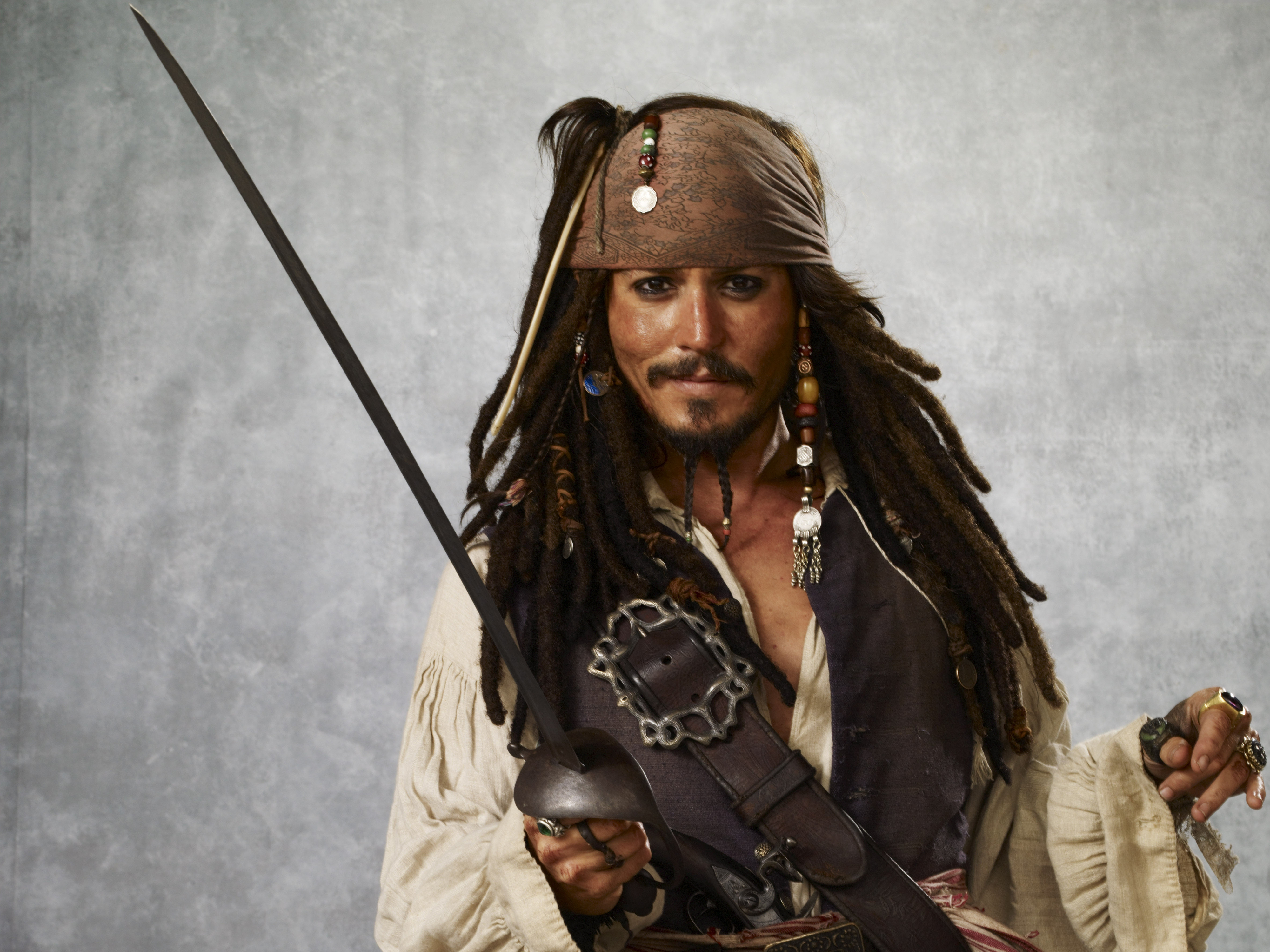 429741 скачать обои пираты карибского моря, актёр, кино, борода, джек воробей, джонни депп, длинные волосы, пират, мечи - заставки и картинки бесплатно