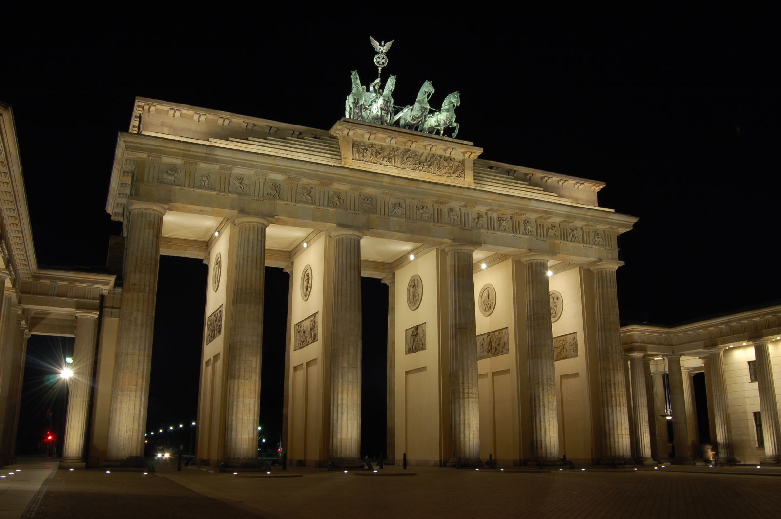 523110 Bild herunterladen monumente, deutschland, menschengemacht, brandenburger tor, berlin, monument, nacht - Hintergrundbilder und Bildschirmschoner kostenlos