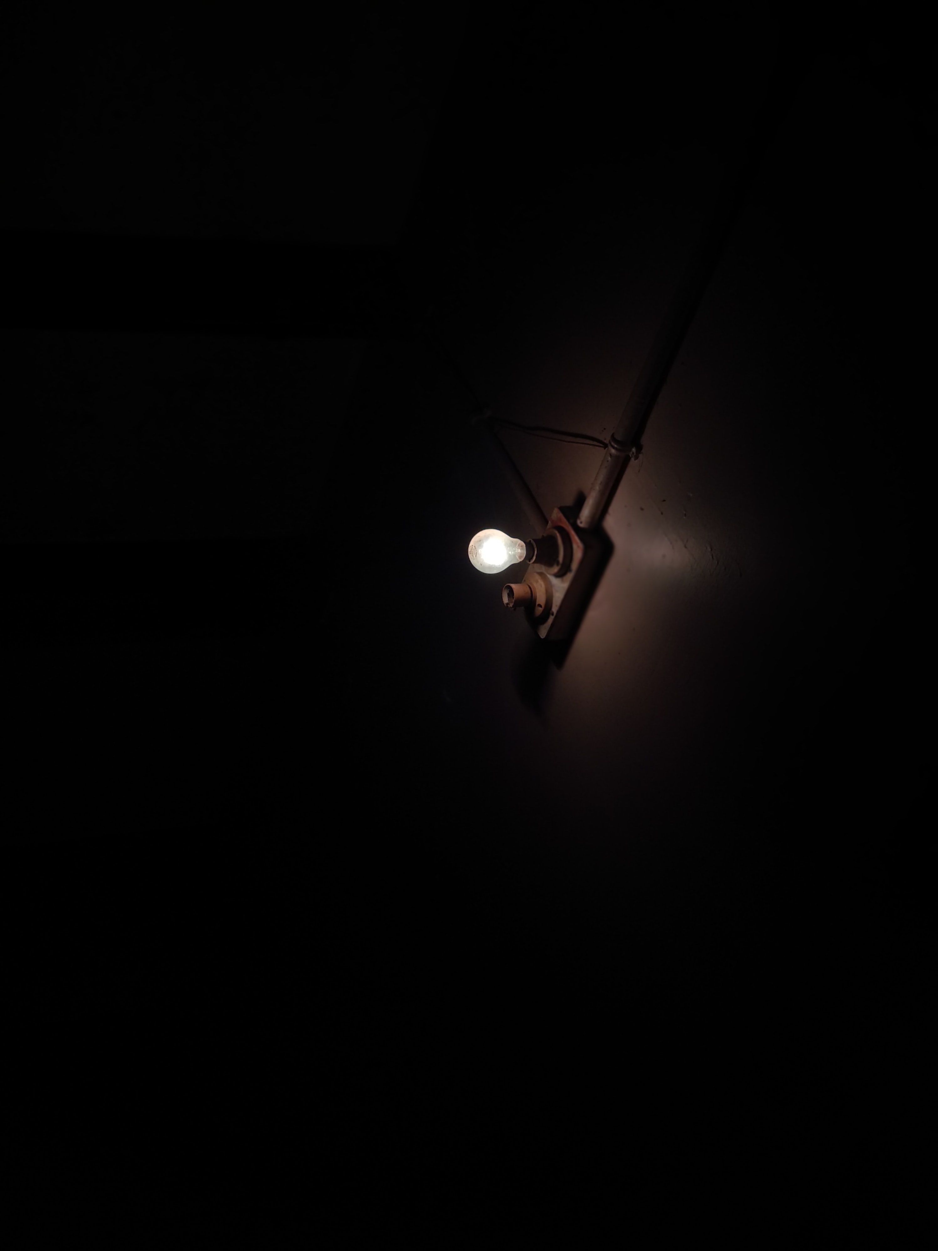 Скачать картинку Лампочка, Комната, Темный, Свет, Темные, Свечение в телефон бесплатно.