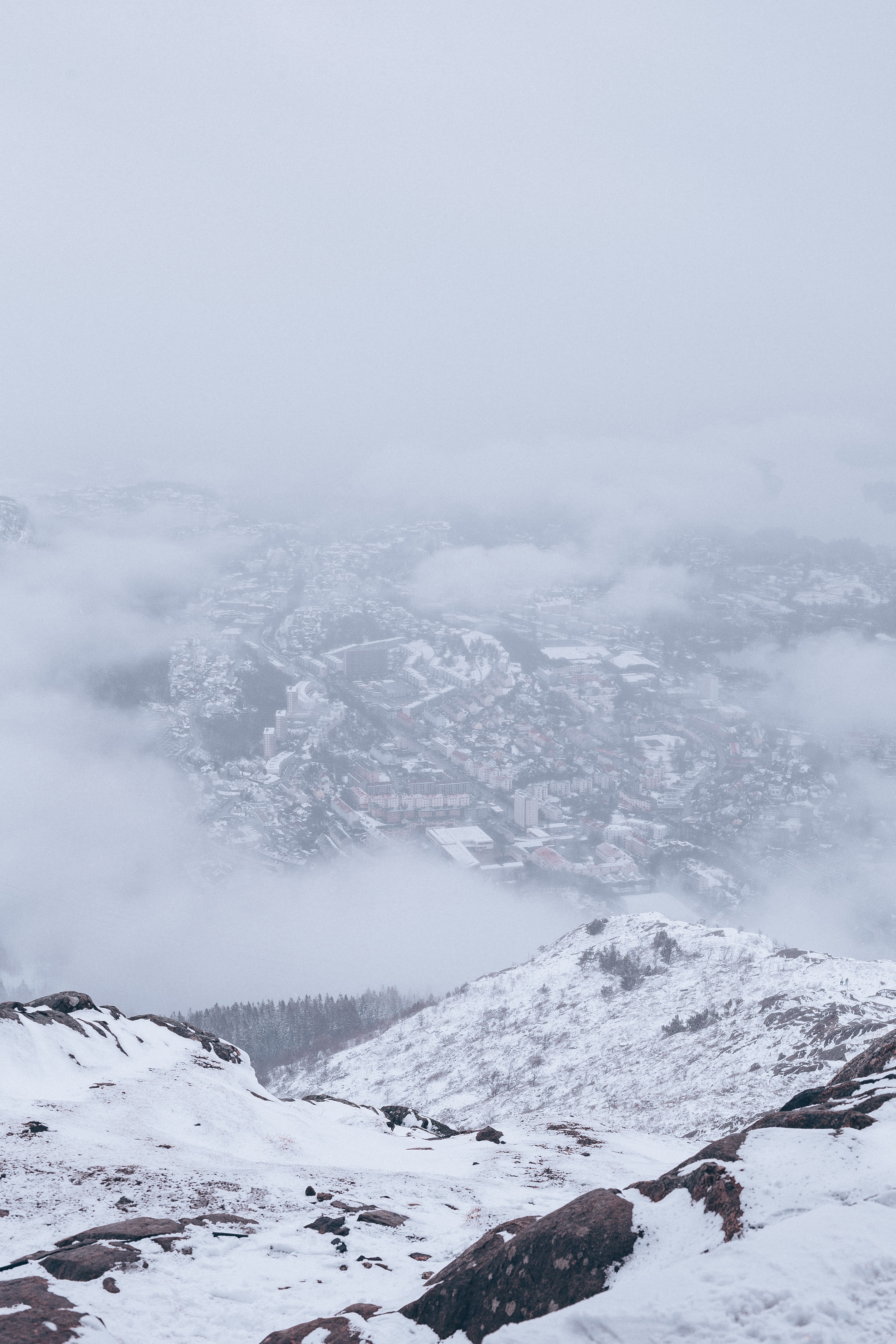 無料モバイル壁紙都市, 自然, 山脈, 上から見る, 霧, 雲, 市, 雪をダウンロードします。