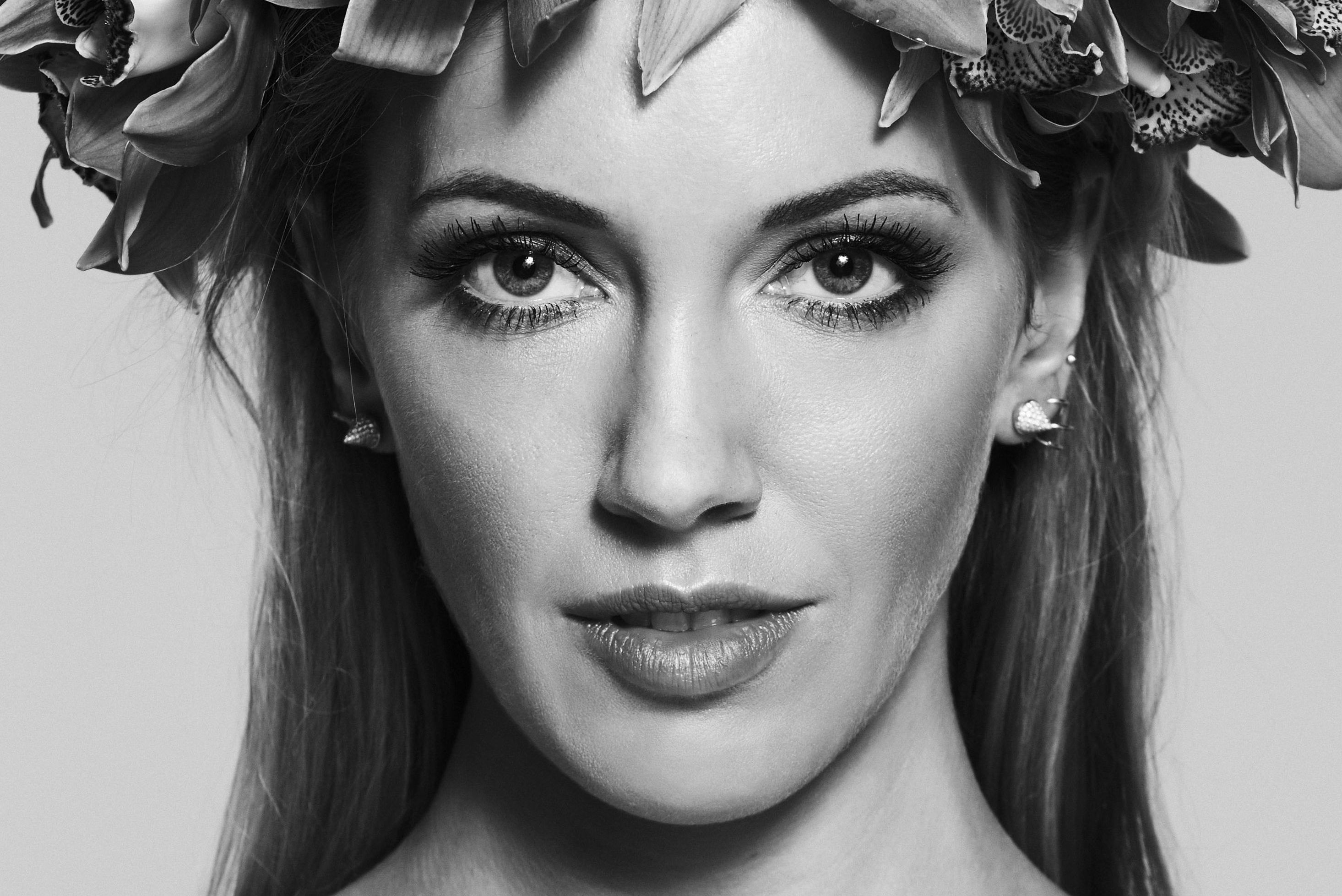 Download mobile wallpaper Monochrome, Face, Celebrity, Actress, Katie Cassidy for free.