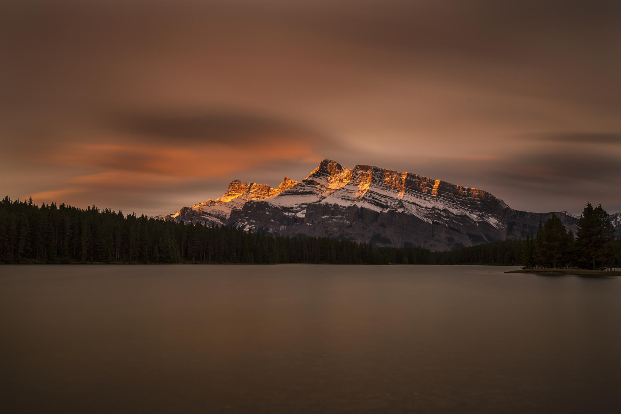 PCデスクトップにバンフ国立公園, ジャック湖, カナダ, 山脈, 湖, 自然画像を無料でダウンロード