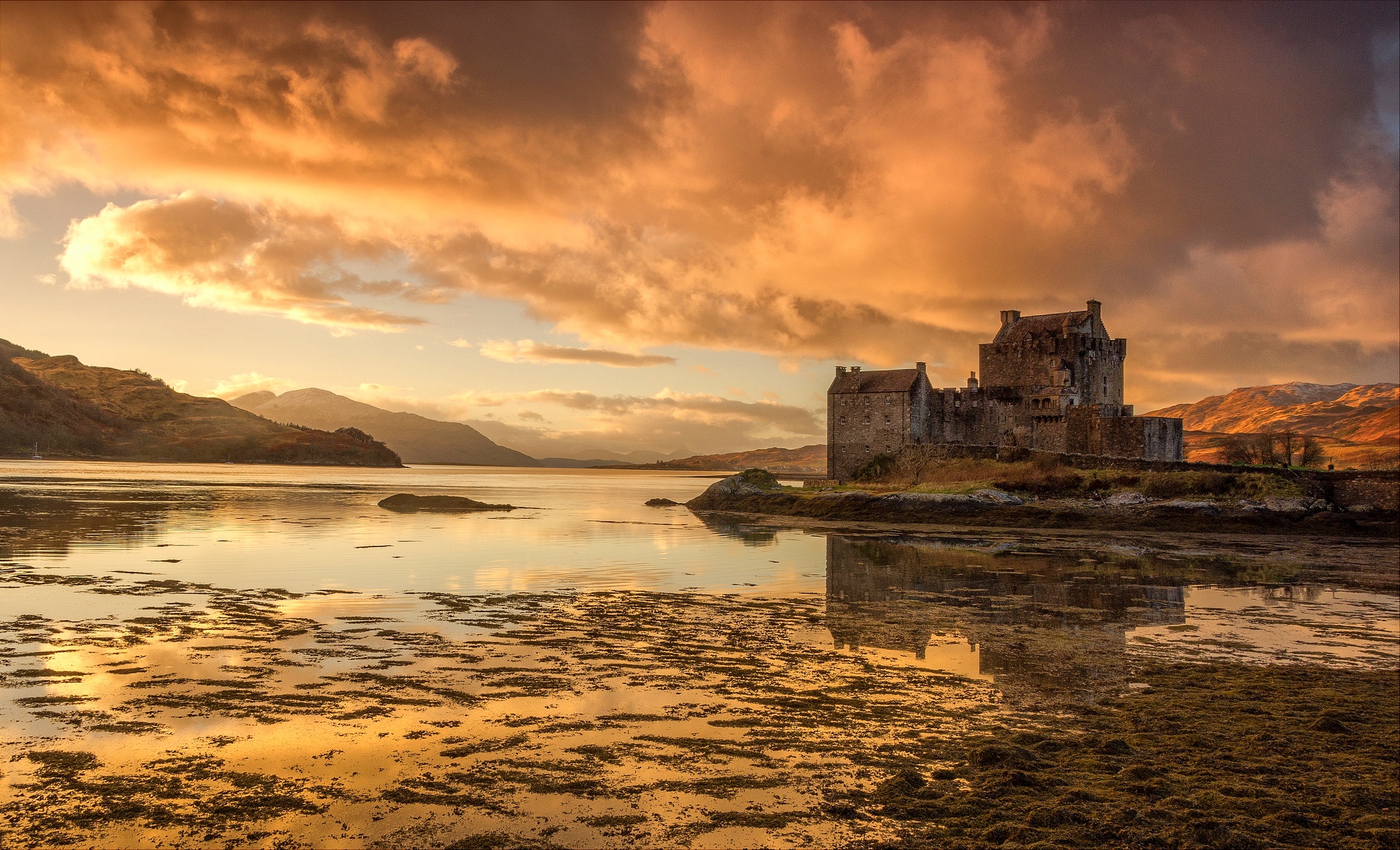 Handy-Wallpaper Landschaft, Schlösser, Gebäude, See, Schottland, Wolke, Menschengemacht, Schloss, Spiegelung, Eilean Donan Castle kostenlos herunterladen.