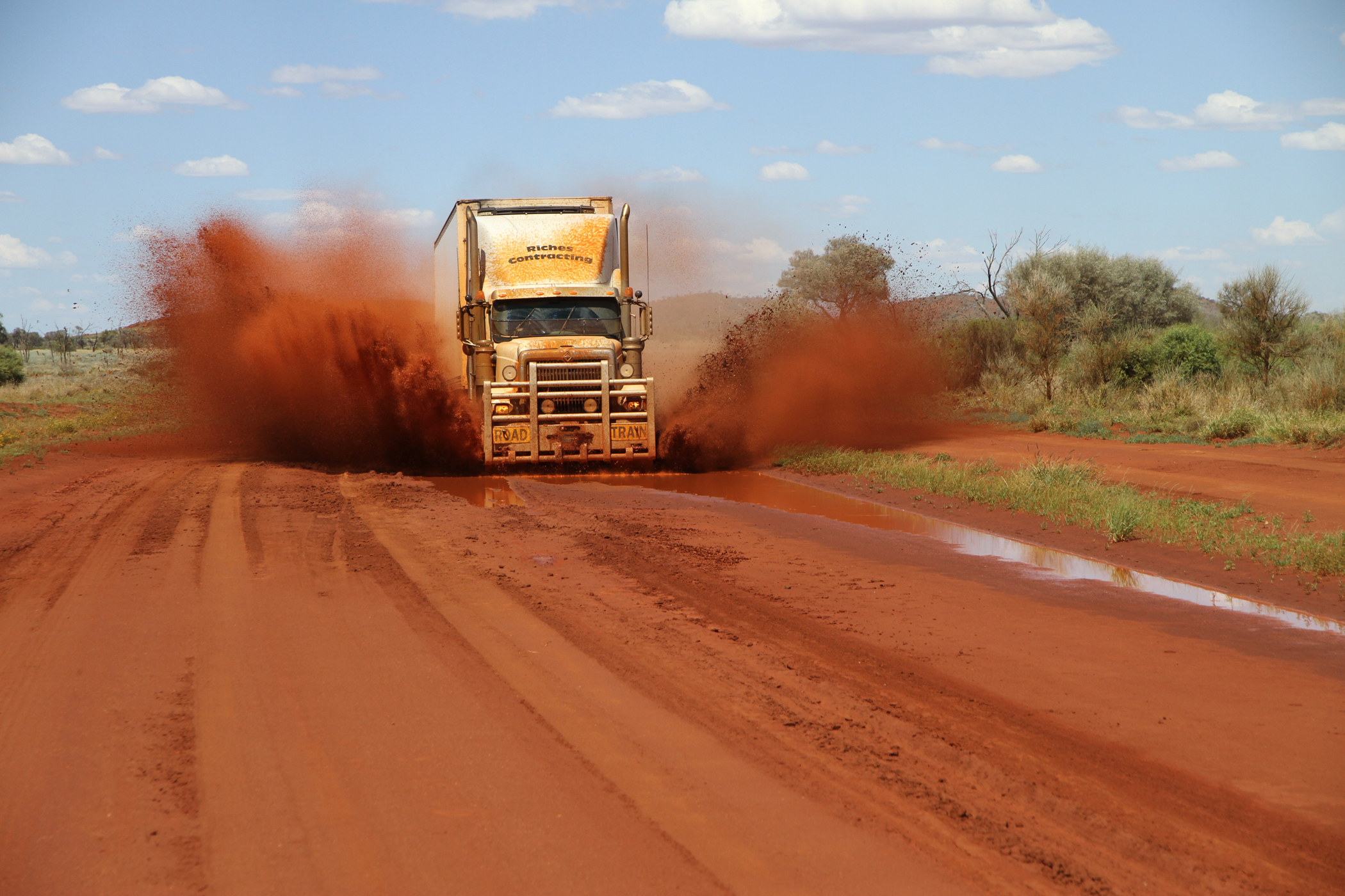 Die besten Outback Truckers-Hintergründe für den Telefonbildschirm