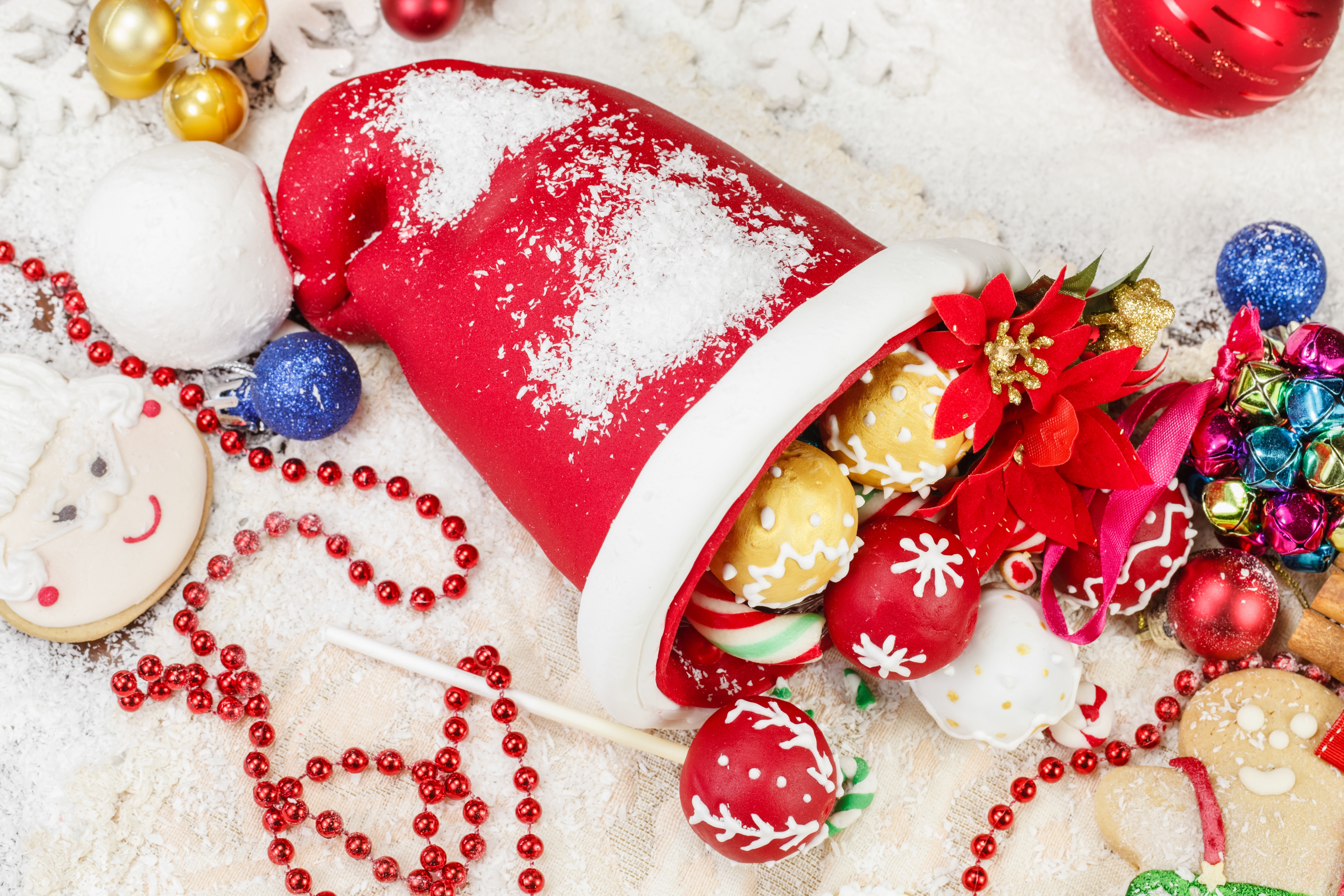 Baixar papel de parede para celular de Natal, Enfeites De Natal, Feriados, Gorro Do Papai Noel gratuito.