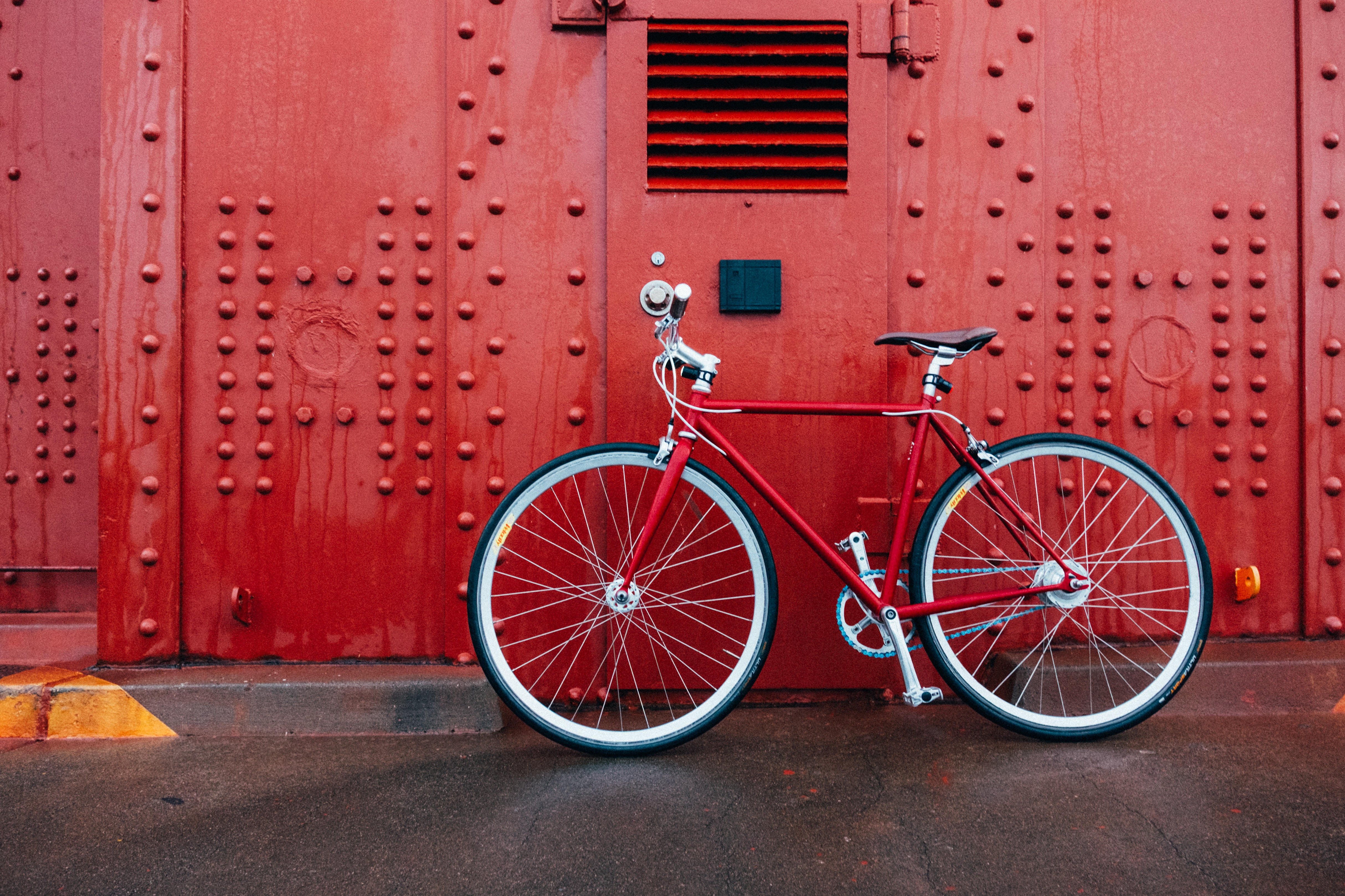 149441 скачать картинку велосипед, красный, разное, стена - обои и заставки бесплатно