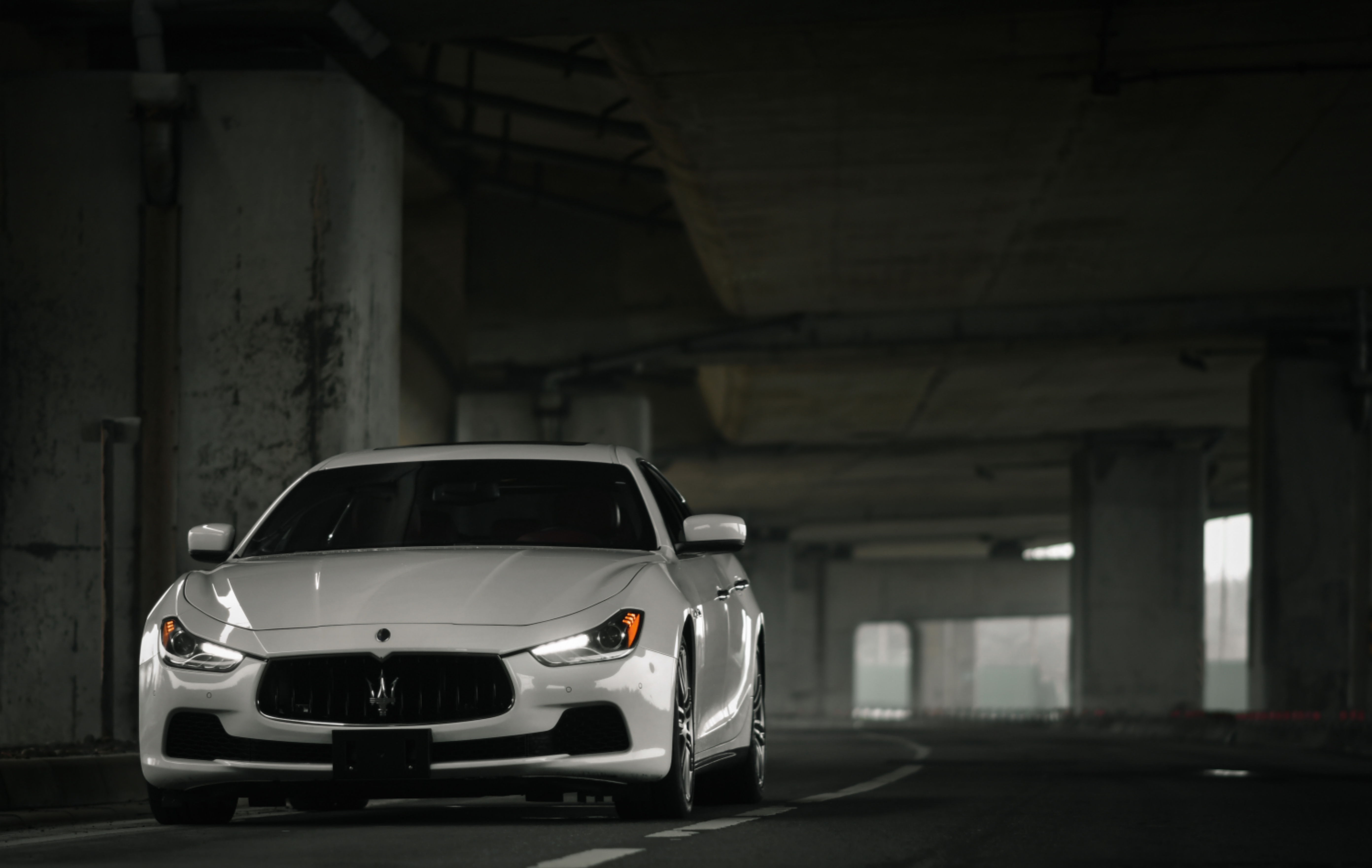 Скачать обои бесплатно Белый, Maserati Ghibli, Мазератти (Maserati), Тачки (Cars), Движение, Вид Спереди картинка на рабочий стол ПК