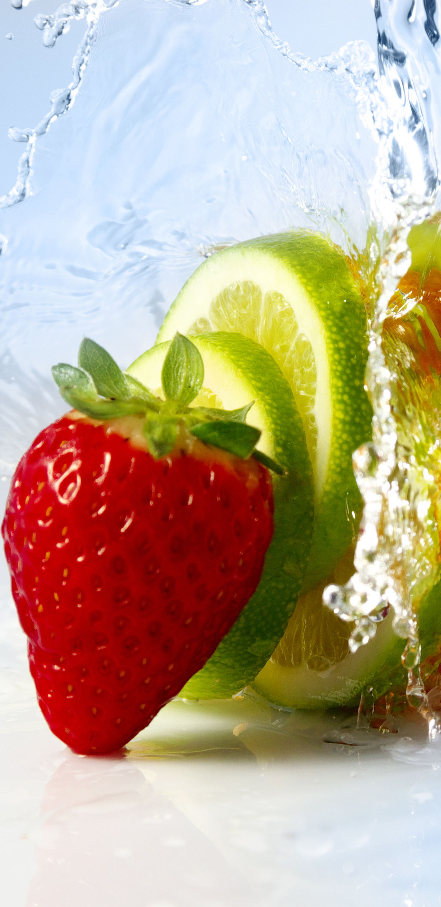 1145621 Bild herunterladen wasser, nahrungsmittel, frucht, erdbeere, limette, limone, orange (obst), früchte - Hintergrundbilder und Bildschirmschoner kostenlos