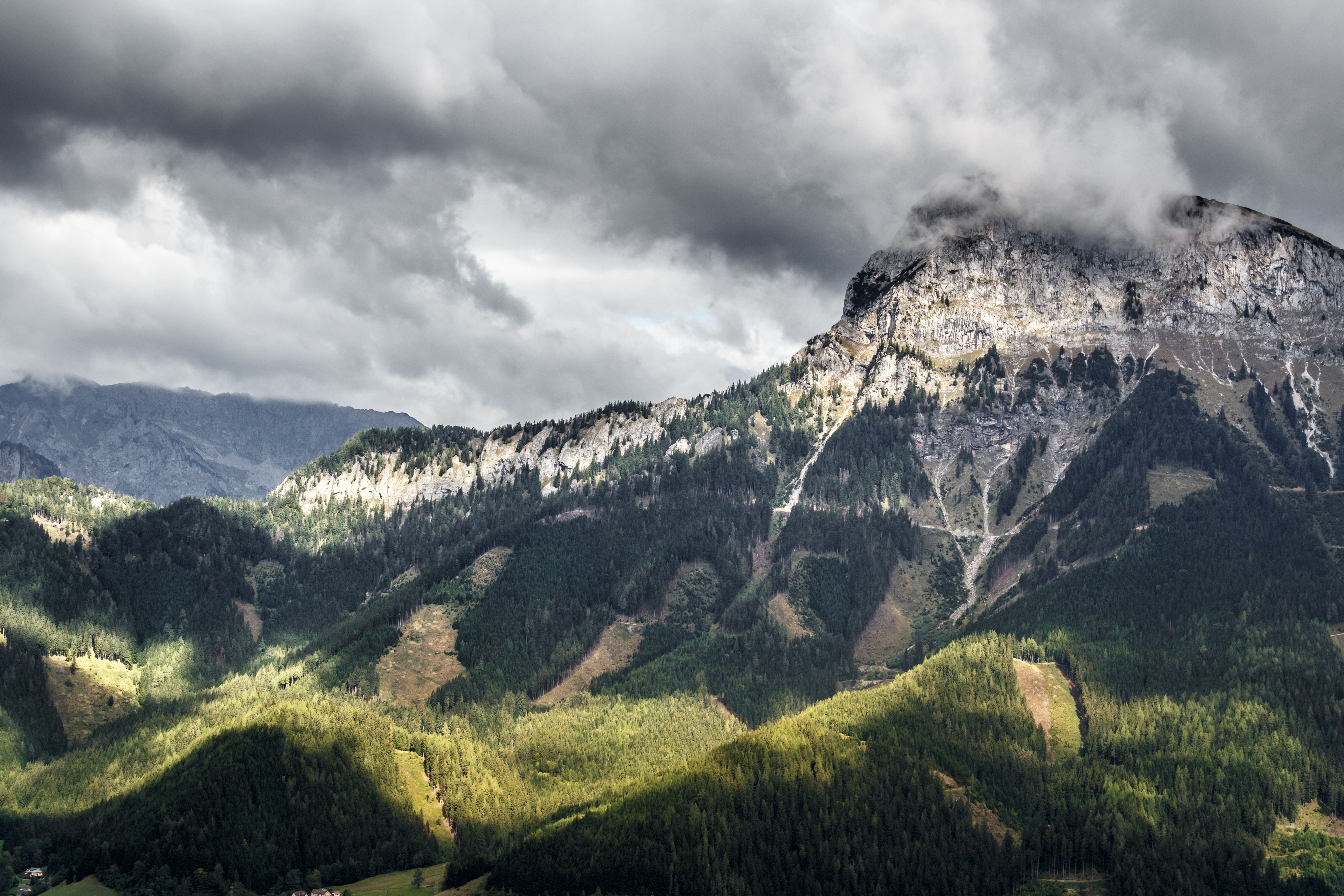 Laden Sie das Cliff, Klippe, Natur, Grass, Sky, Mountains-Bild kostenlos auf Ihren PC-Desktop herunter