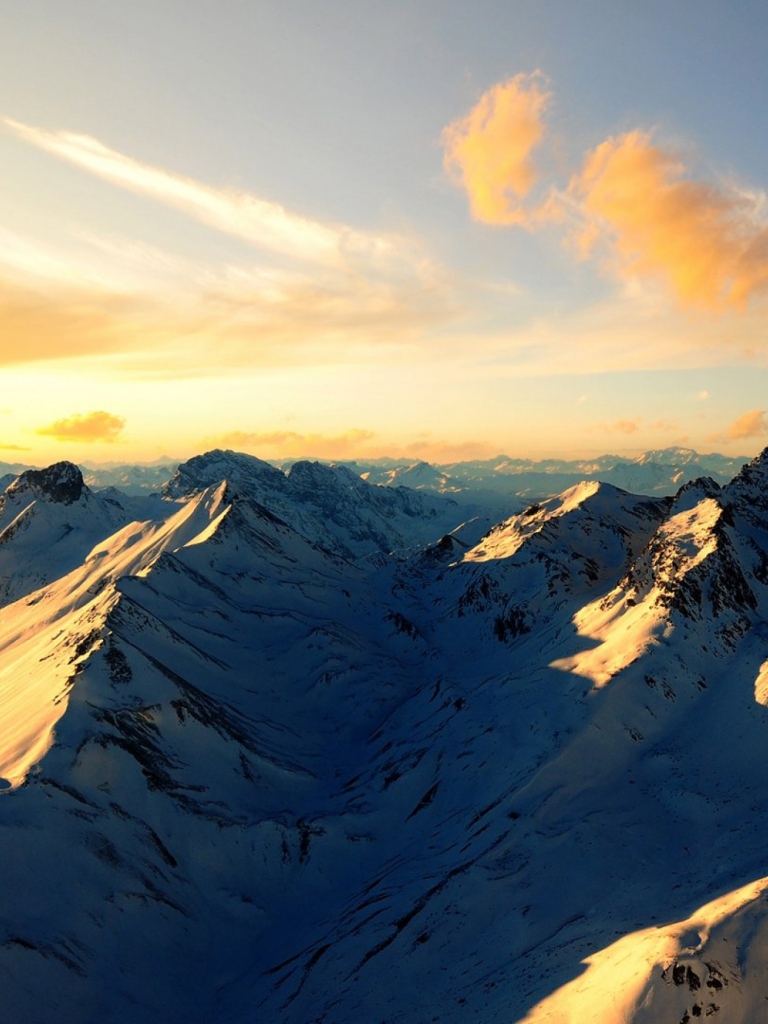 Handy-Wallpaper Winter, Schnee, Gebirge, Wolke, Himmel, Sonnenuntergang, Berge, Erde/natur kostenlos herunterladen.