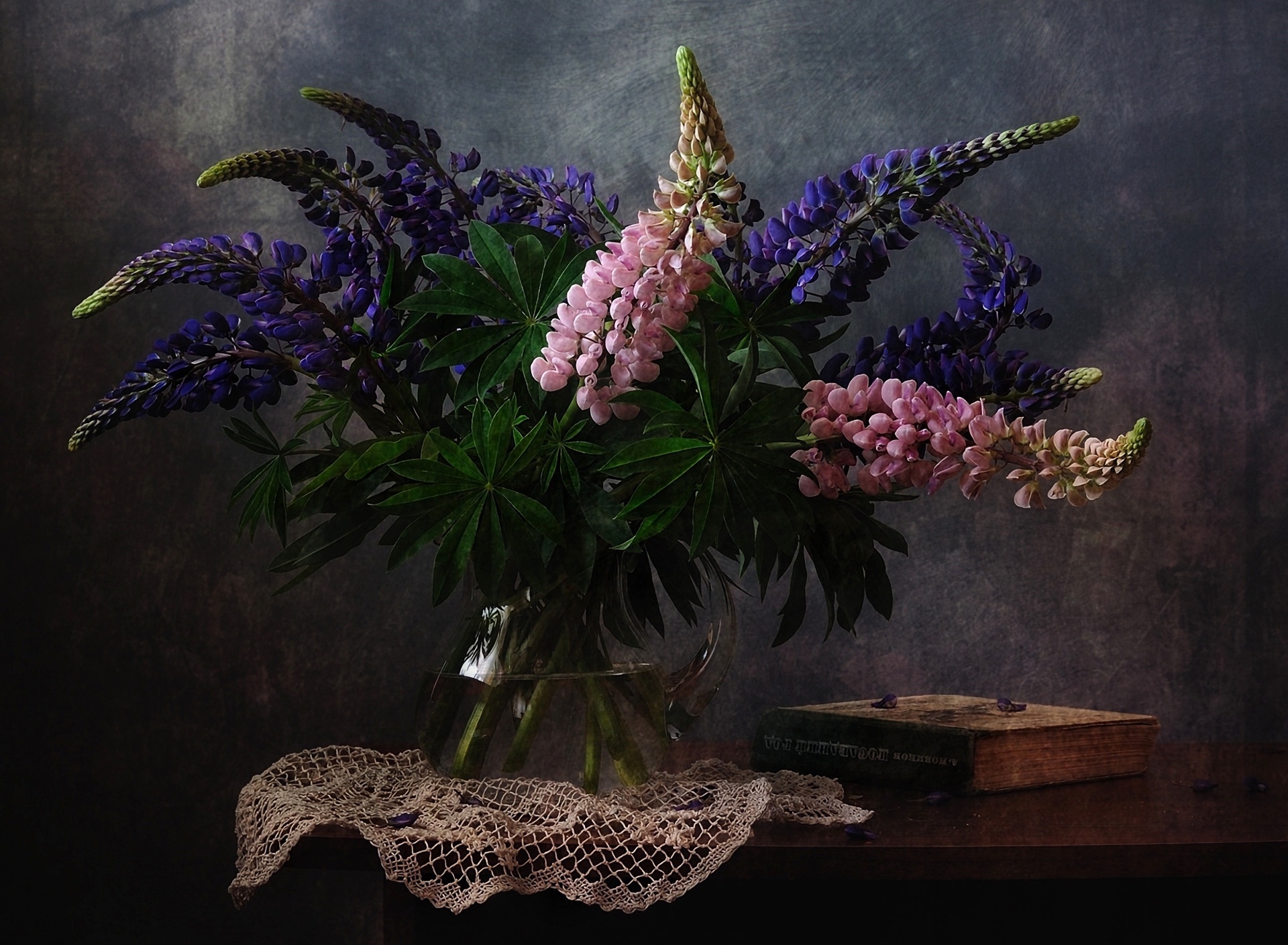 Laden Sie das Blume, Farben, Vase, Buch, Fotografie, Lupinen, Lila Blume, Pinke Blume, Stillleben-Bild kostenlos auf Ihren PC-Desktop herunter