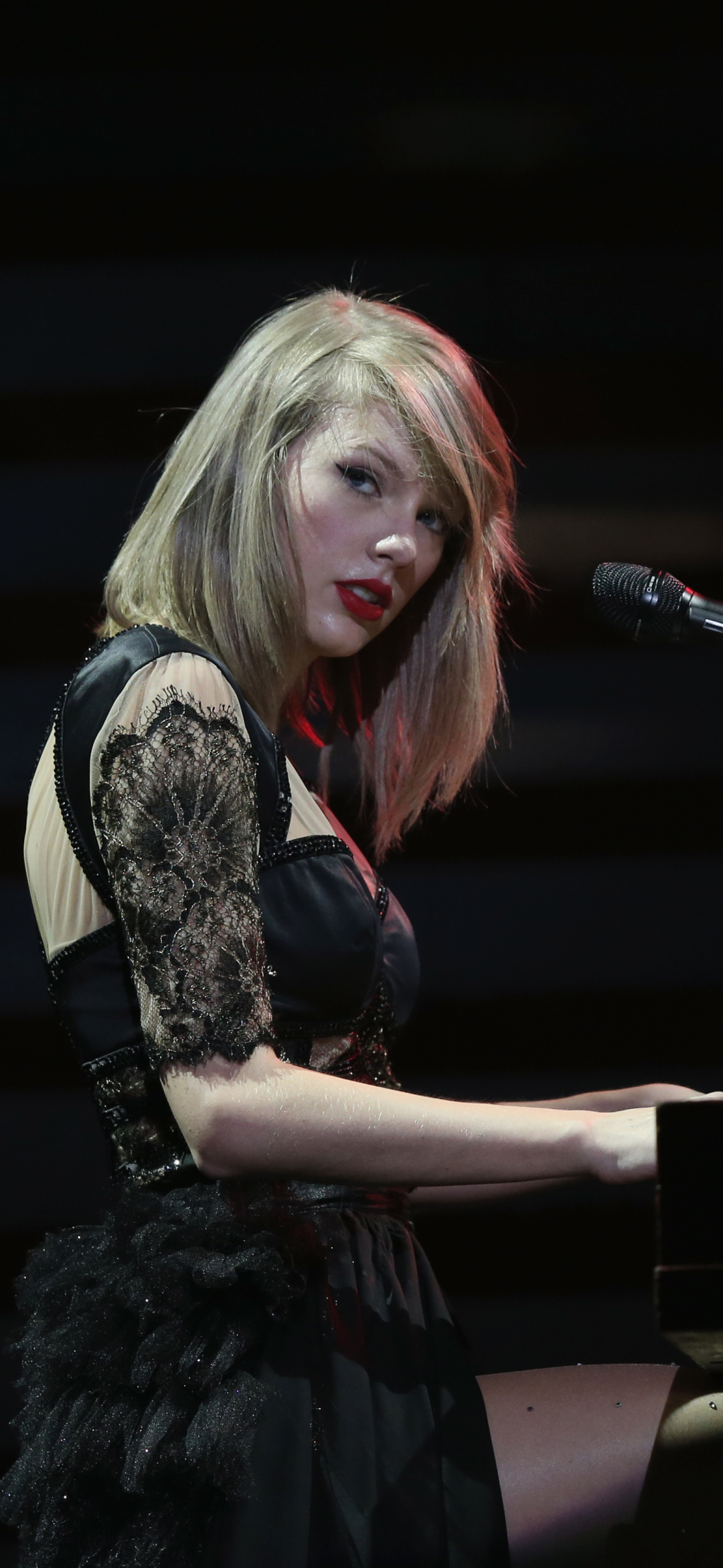 Download mobile wallpaper Music, Singer, Blonde, American, Taylor Swift, Lipstick for free.