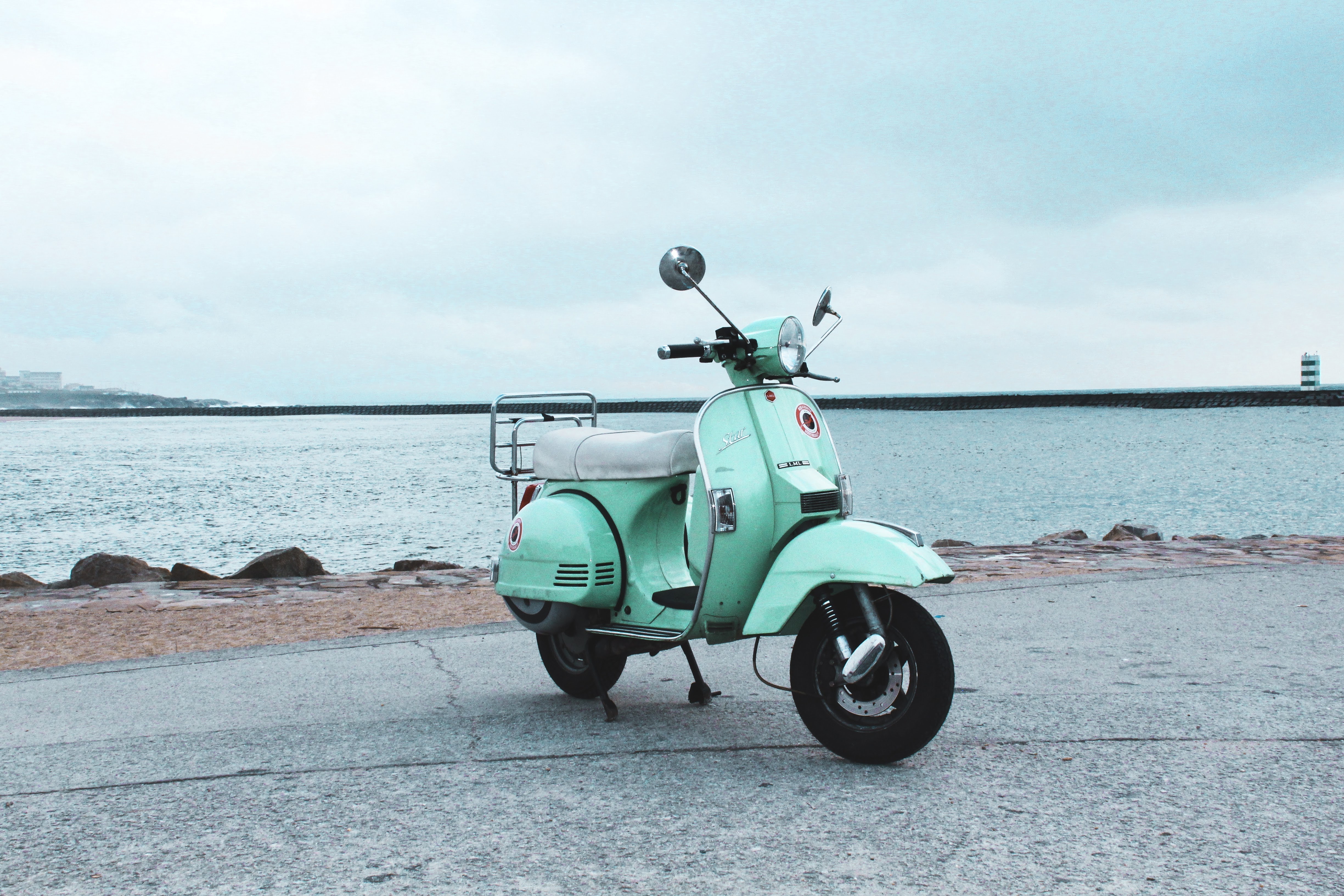 101010 скачать картинку мотороллер, море, скутер, улица, мотоциклы - обои и заставки бесплатно