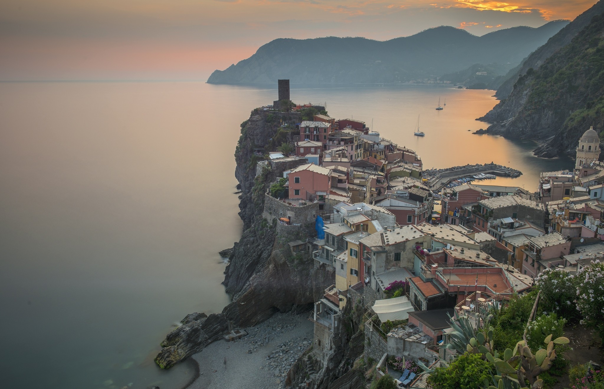 Laden Sie das Städte, Italien, Vernazza, Cinque Terre, Menschengemacht, Ligurien-Bild kostenlos auf Ihren PC-Desktop herunter