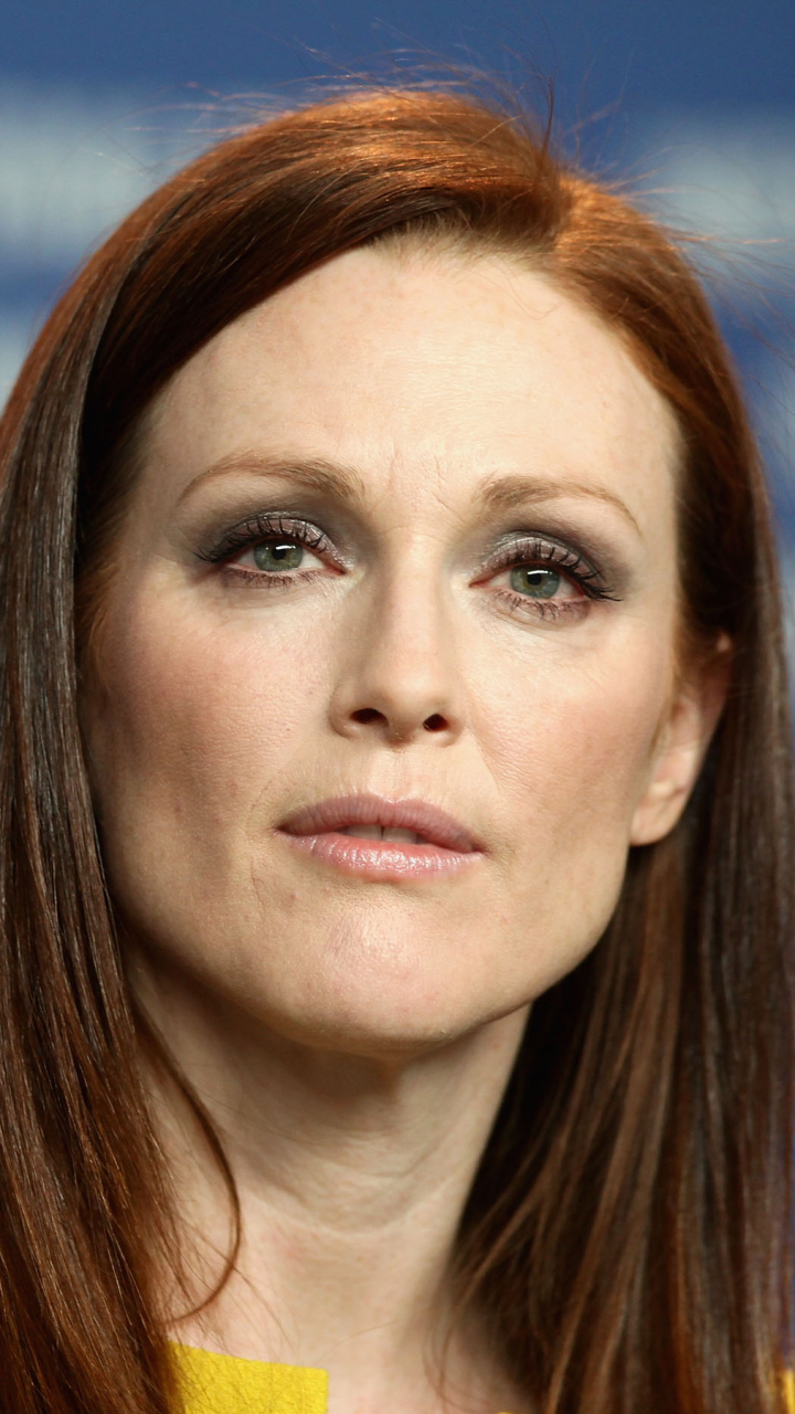 Download mobile wallpaper British, Celebrity, Actress, Julianne Moore for free.