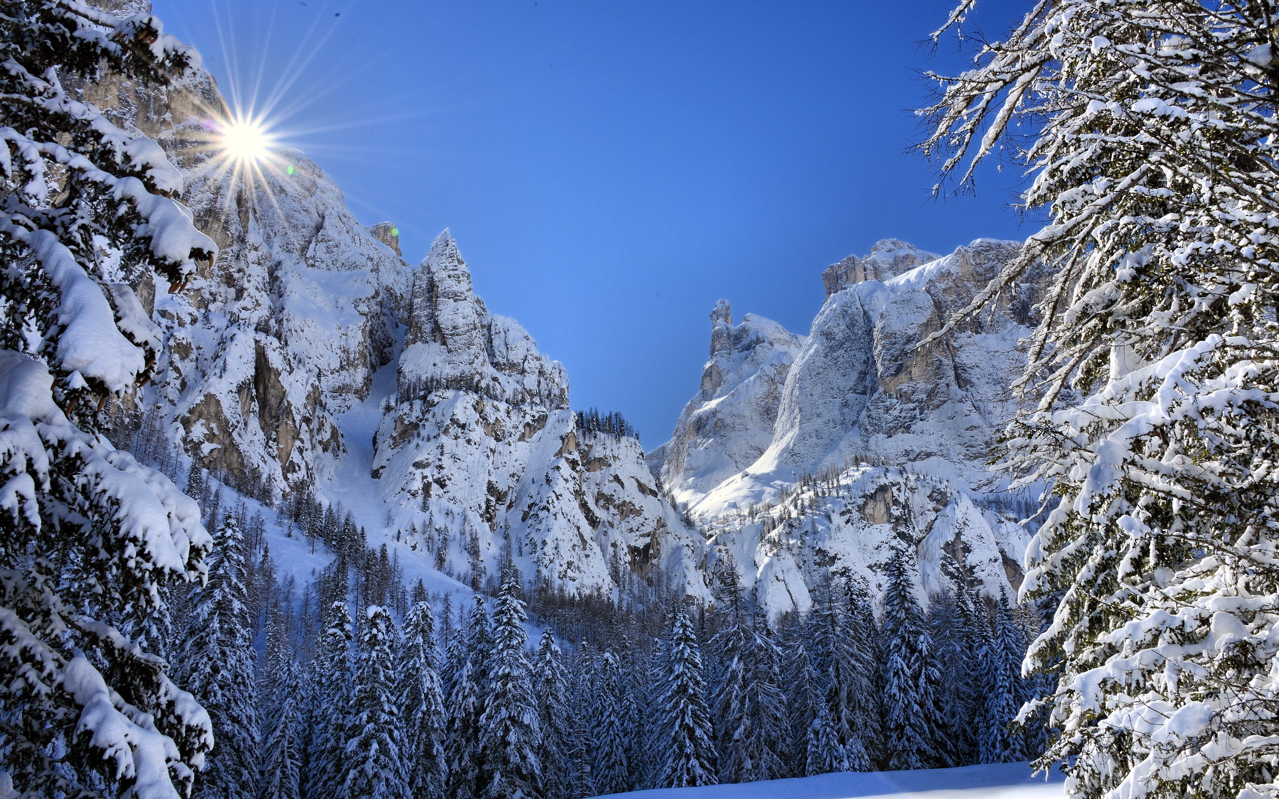 Baixe gratuitamente a imagem Inverno, Natureza, Montanhas, Neve, Montanha, Penhasco, Terra/natureza, Raio Solar na área de trabalho do seu PC