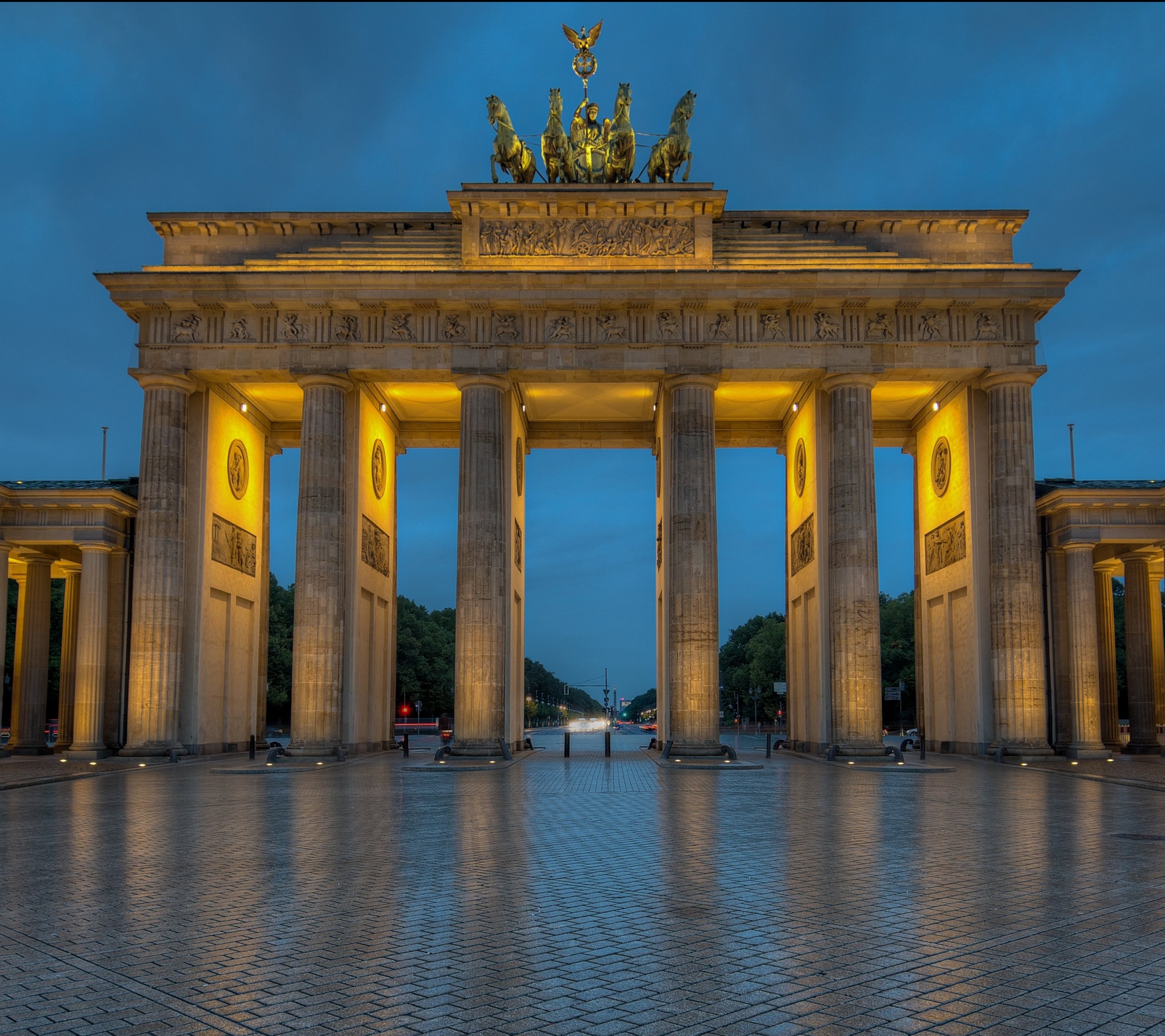 無料モバイル壁紙ベルリン, モニュメント, 記念碑, ドイツ, マンメイド, 銅像, ブランデンブルク門をダウンロードします。