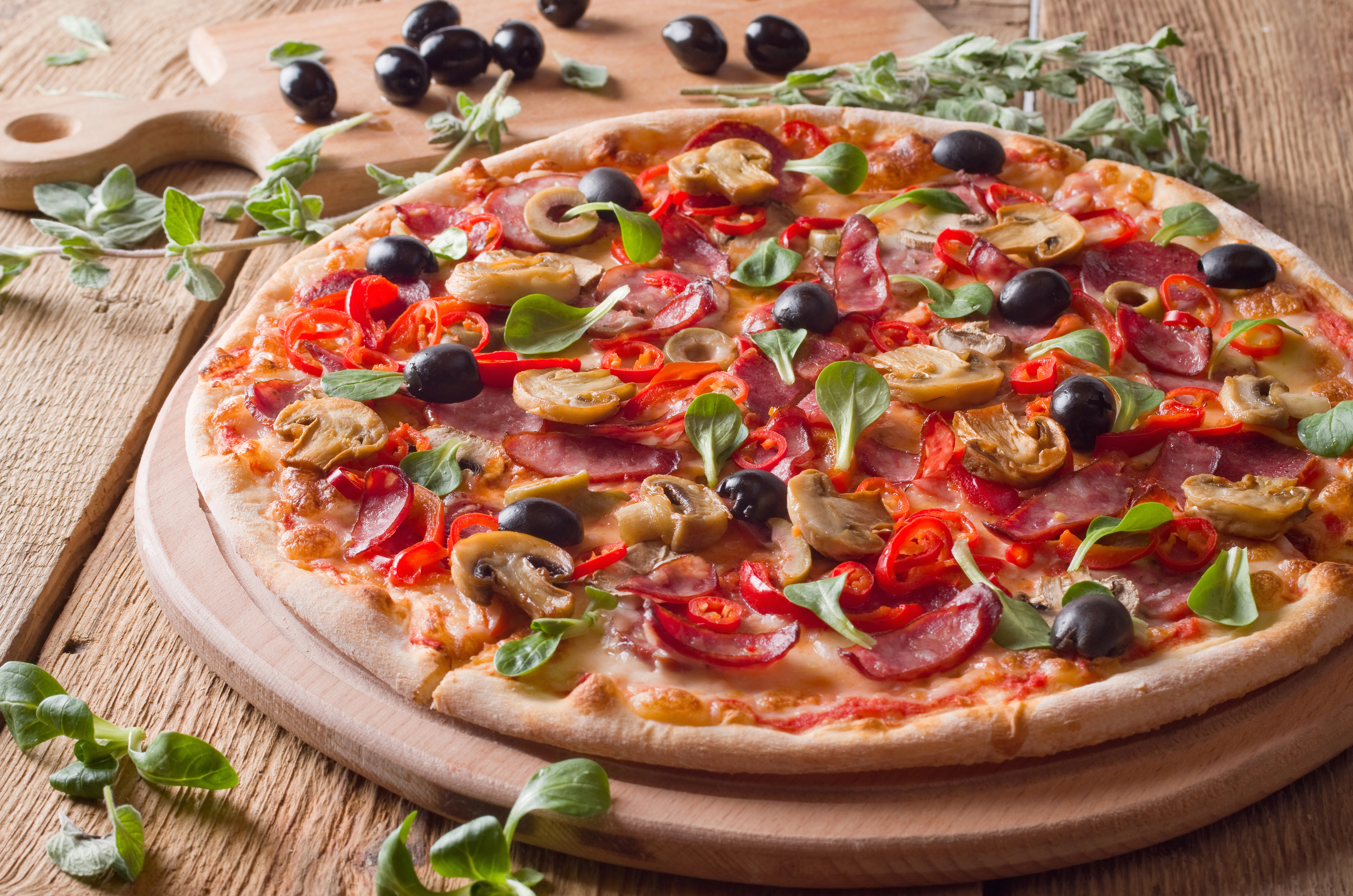 1532163 Hintergrundbild herunterladen nahrungsmittel, pizza, olive, stillleben - Bildschirmschoner und Bilder kostenlos