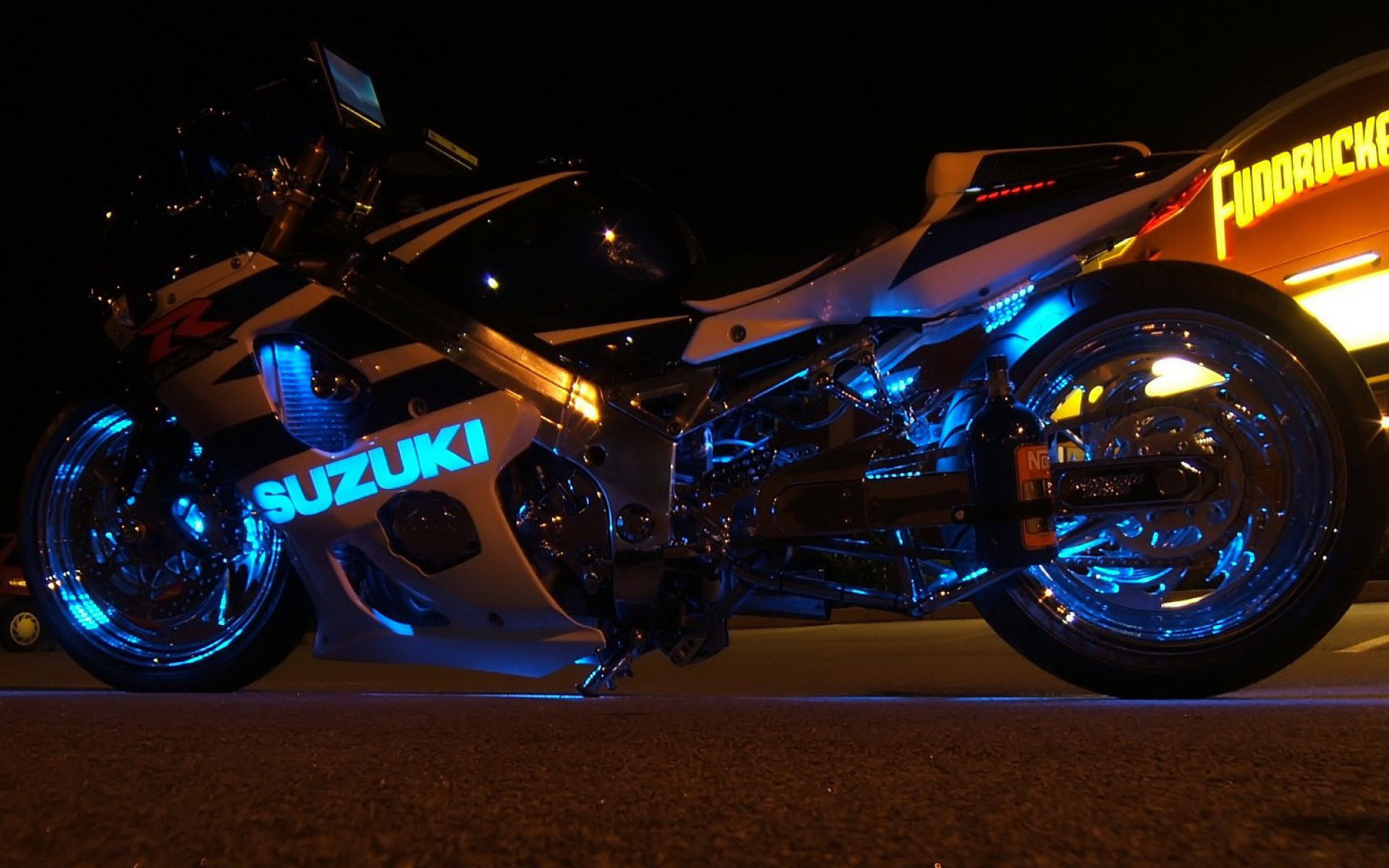 Descarga gratuita de fondo de pantalla para móvil de Suzuki, Vehículos.