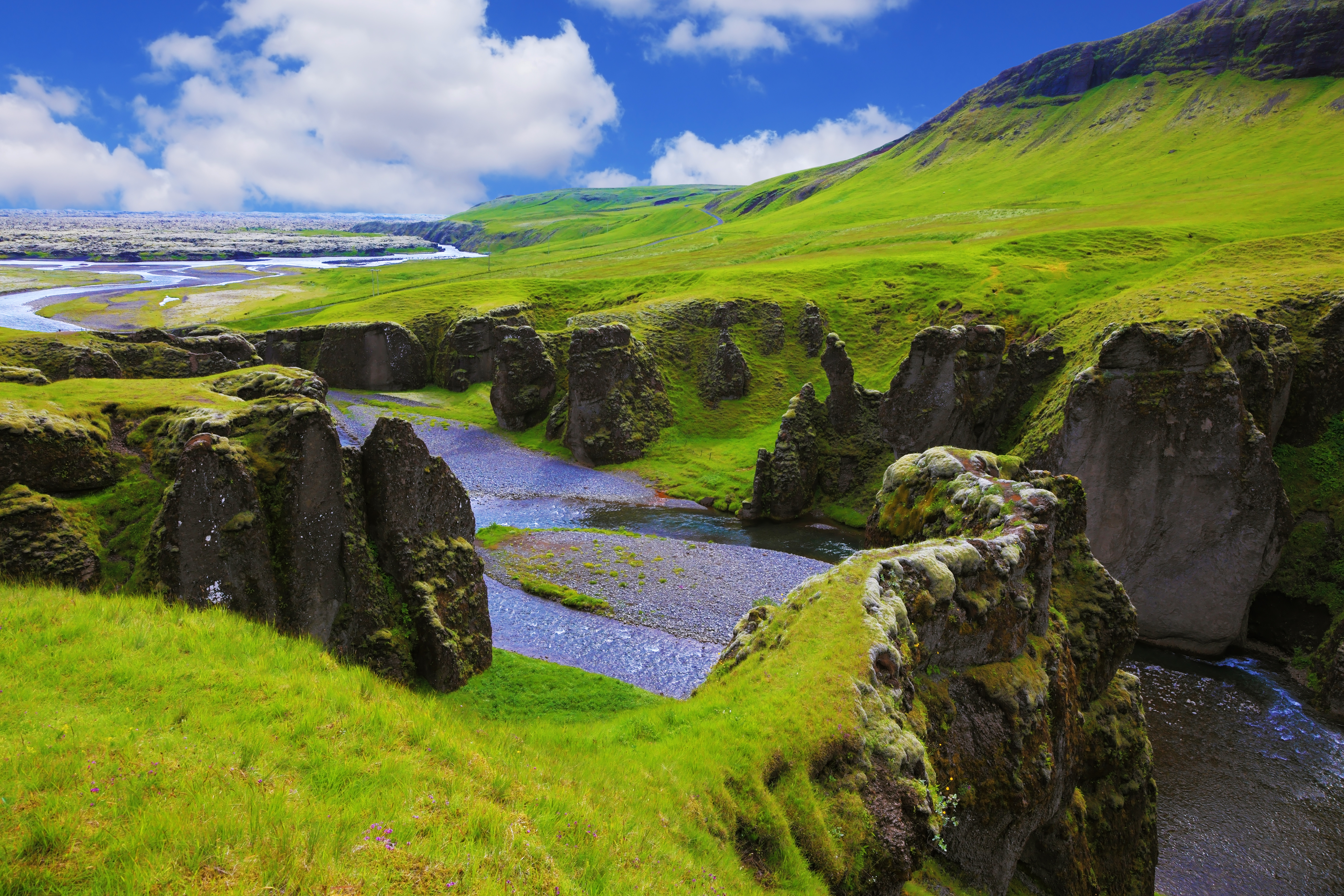 Скачать картинку Природа, Река, Трава, Горизонт, Исландия, Ландшафт, Земля/природа в телефон бесплатно.